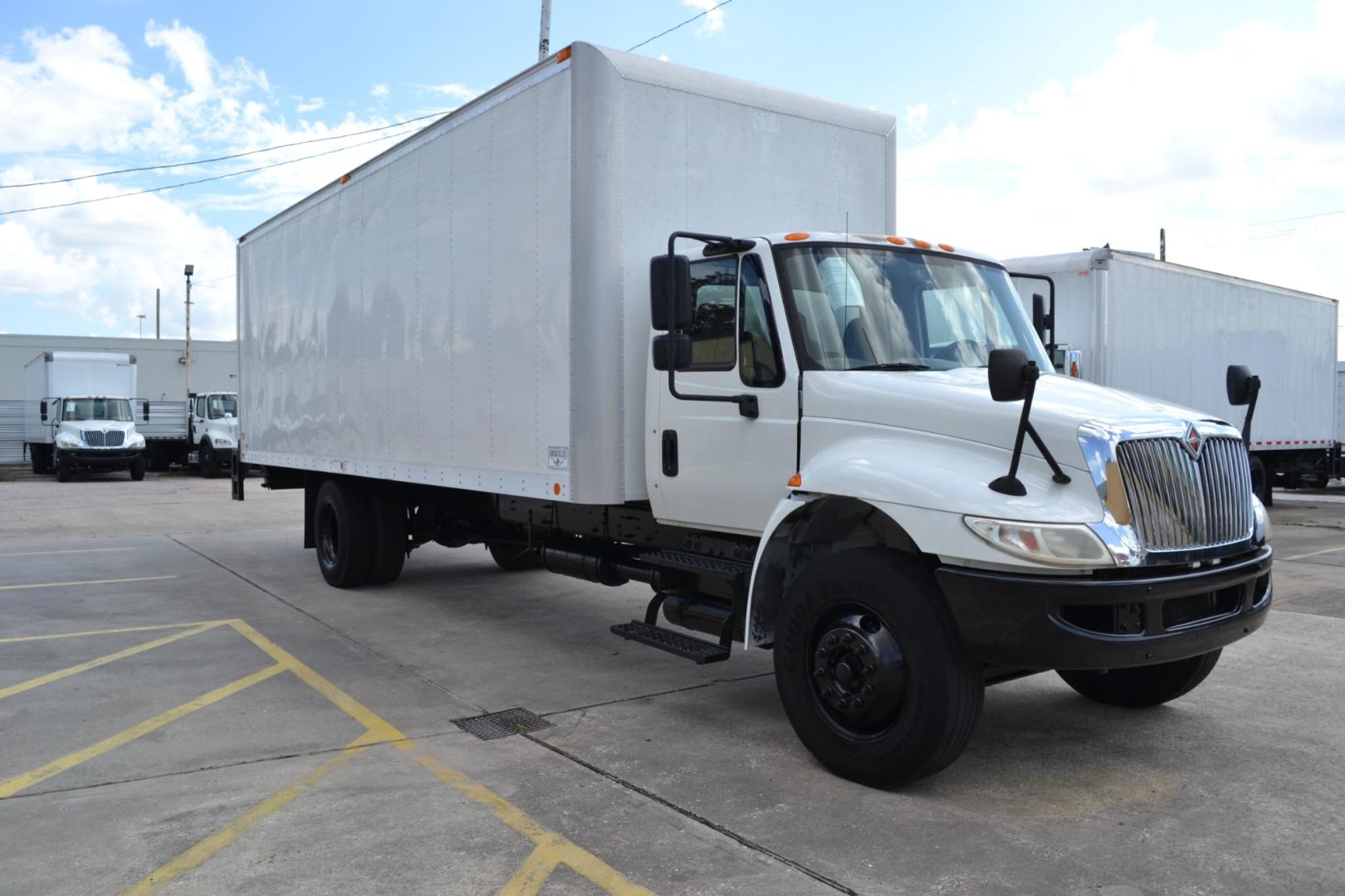 2017 WHITE /GRAY INTERNATIONAL 4300 with an CUMMINS ISB 6.7L 240HP engine, EATON FULLER PROCISION AUTOMATIC transmission, located at 9172 North Fwy, Houston, TX, 77037, (713) 910-6868, 29.887470, -95.411903 - Photo#2