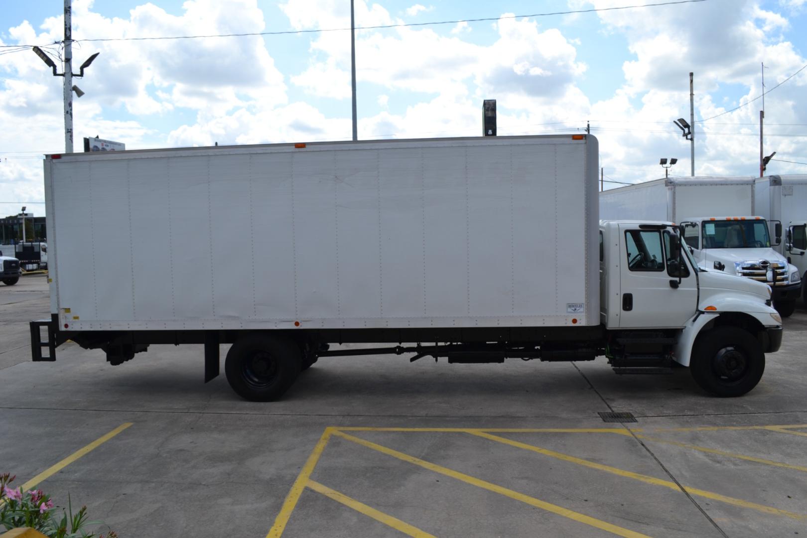 2017 WHITE /GRAY INTERNATIONAL 4300 with an CUMMINS ISB 6.7L 240HP engine, EATON FULLER PROCISION AUTOMATIC transmission, located at 9172 North Fwy, Houston, TX, 77037, (713) 910-6868, 29.887470, -95.411903 - Photo#3