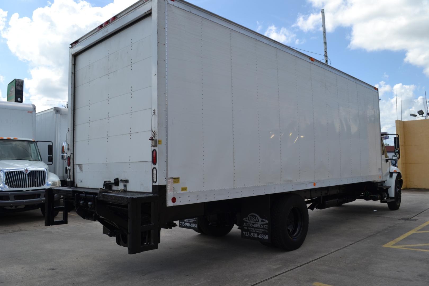 2017 WHITE /GRAY INTERNATIONAL 4300 with an CUMMINS ISB 6.7L 240HP engine, EATON FULLER PROCISION AUTOMATIC transmission, located at 9172 North Fwy, Houston, TX, 77037, (713) 910-6868, 29.887470, -95.411903 - Photo#4