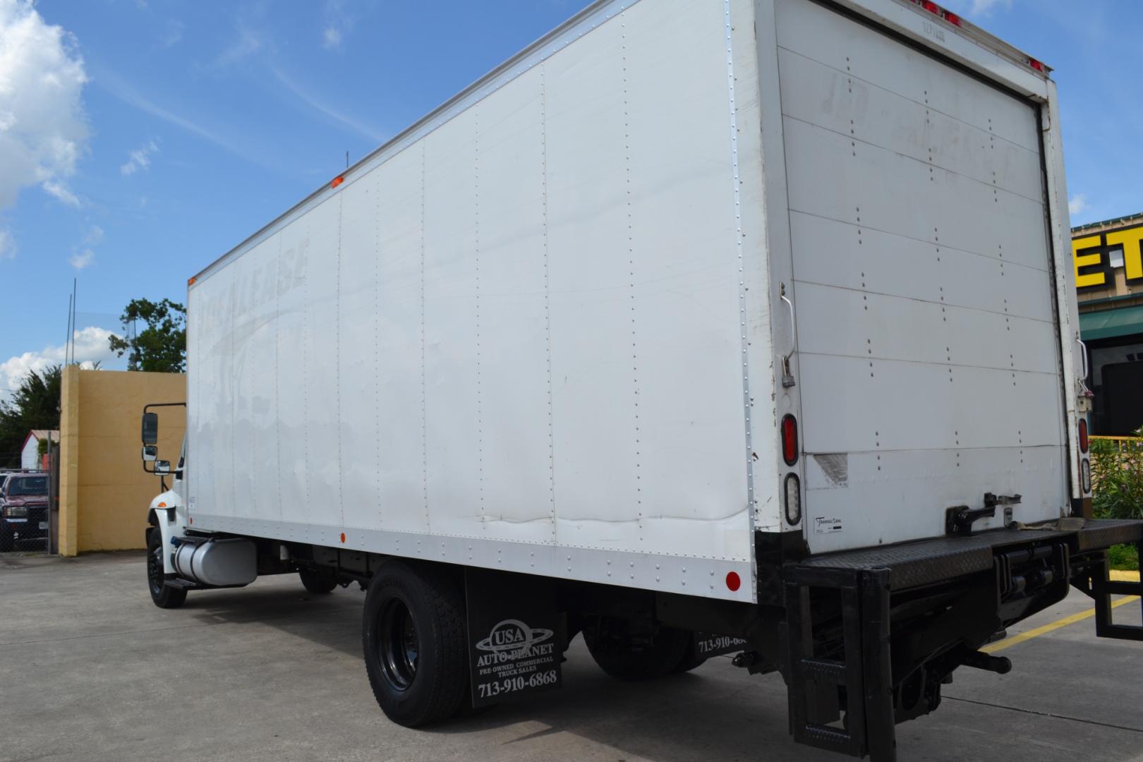 2017 WHITE /GRAY INTERNATIONAL 4300 with an CUMMINS ISB 6.7L 240HP engine, EATON FULLER PROCISION AUTOMATIC transmission, located at 9172 North Fwy, Houston, TX, 77037, (713) 910-6868, 29.887470, -95.411903 - Photo#5
