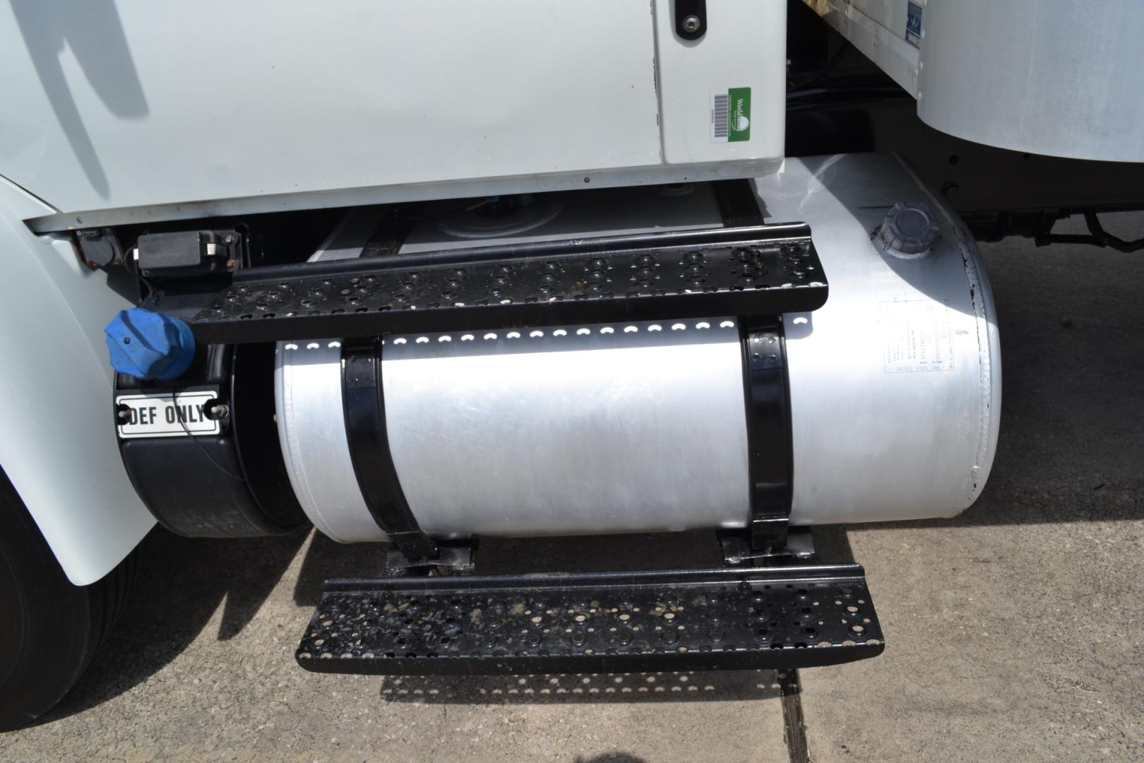 2017 WHITE /GRAY INTERNATIONAL 4300 with an CUMMINS ISB 6.7L 240HP engine, EATON FULLER PROCISION AUTOMATIC transmission, located at 9172 North Fwy, Houston, TX, 77037, (713) 910-6868, 29.887470, -95.411903 - Photo#6
