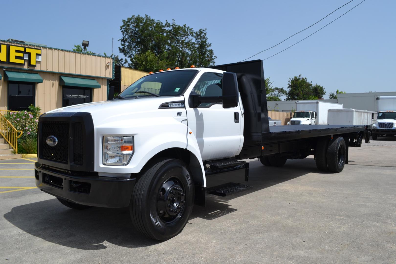 2016 WHITE /GRAY Ford F-650 with an TRITON 6.8L V10 320HP engine, TORQSHIFT 6SPD AUTOMATIC transmission, located at 9172 North Fwy, Houston, TX, 77037, (713) 910-6868, 29.887470, -95.411903 - 26,000LB GVWR NON CDL, 24FT FLATBED , 102" WIDE, MAXON 2,500LB CAPACITY STEEL LIFT GATE, WB: 260", RATIO: 3.91, HYDRAULIC BRAKES, 4 X SLIDING STRAP WINCHES, 50 GALLON FUEL TANK - Photo#0