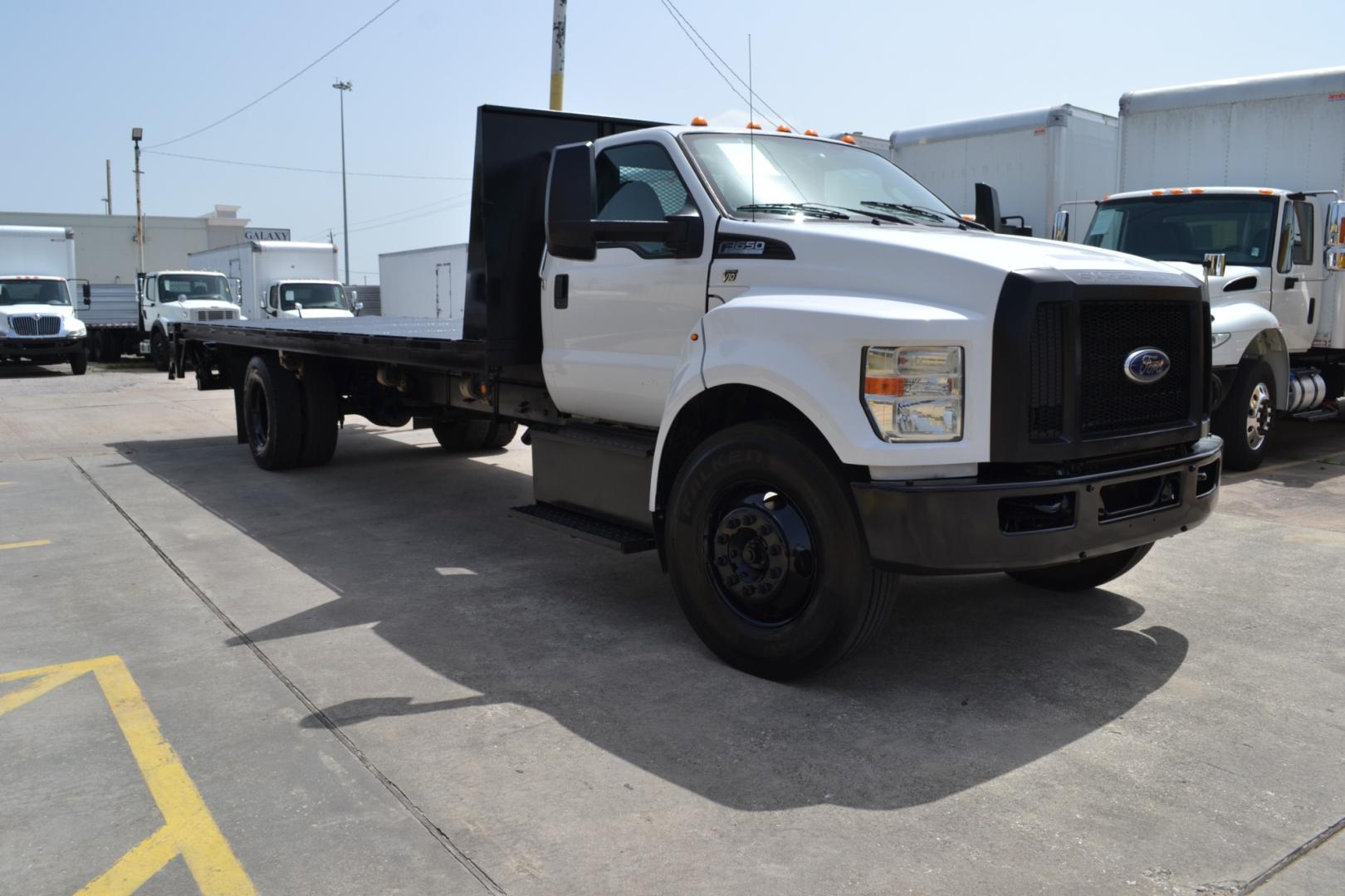 2016 WHITE /GRAY Ford F-650 with an TRITON 6.8L V10 320HP engine, TORQSHIFT 6SPD AUTOMATIC transmission, located at 9172 North Fwy, Houston, TX, 77037, (713) 910-6868, 29.887470, -95.411903 - 26,000LB GVWR NON CDL, 24FT FLATBED , 102" WIDE, MAXON 2,500LB CAPACITY STEEL LIFT GATE, WB: 260", RATIO: 3.91, HYDRAULIC BRAKES, 4 X SLIDING STRAP WINCHES, 50 GALLON FUEL TANK - Photo#2