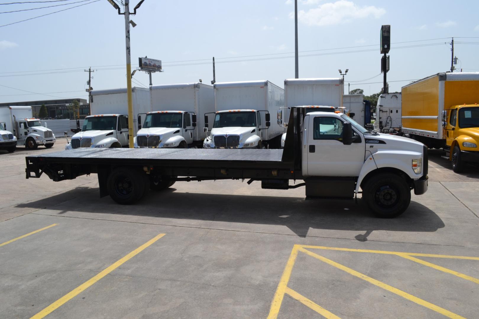 2016 WHITE /GRAY Ford F-650 with an TRITON 6.8L V10 320HP engine, TORQSHIFT 6SPD AUTOMATIC transmission, located at 9172 North Fwy, Houston, TX, 77037, (713) 910-6868, 29.887470, -95.411903 - 26,000LB GVWR NON CDL, 24FT FLATBED , 102" WIDE, MAXON 2,500LB CAPACITY STEEL LIFT GATE, WB: 260", RATIO: 3.91, HYDRAULIC BRAKES, 4 X SLIDING STRAP WINCHES, 50 GALLON FUEL TANK - Photo#3