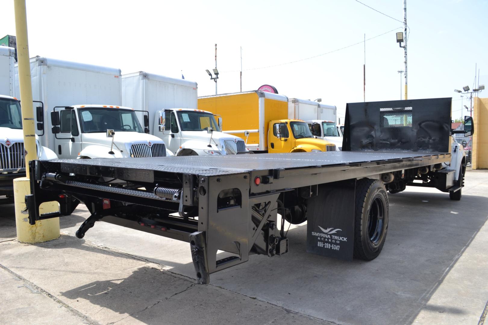 2016 WHITE /GRAY Ford F-650 with an TRITON 6.8L V10 320HP engine, TORQSHIFT 6SPD AUTOMATIC transmission, located at 9172 North Fwy, Houston, TX, 77037, (713) 910-6868, 29.887470, -95.411903 - 26,000LB GVWR NON CDL, 24FT FLATBED , 102" WIDE, MAXON 2,500LB CAPACITY STEEL LIFT GATE, WB: 260", RATIO: 3.91, HYDRAULIC BRAKES, 4 X SLIDING STRAP WINCHES, 50 GALLON FUEL TANK - Photo#4