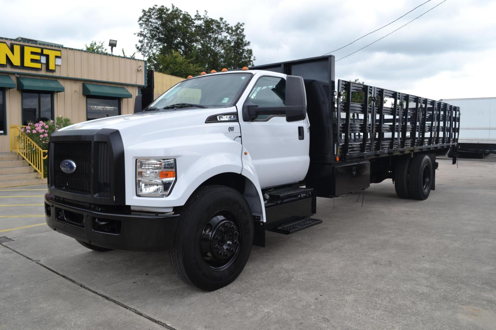 2017 WHITE /GRAY Ford F650 with an TRITON 6.8L V10 320HP engine, TORQSHIFT 6SPD AUTOMATIC transmission, located at 9172 North Fwy, Houston, TX, 77037, (713) 910-6868, 29.887470, -95.411903 - Photo#0