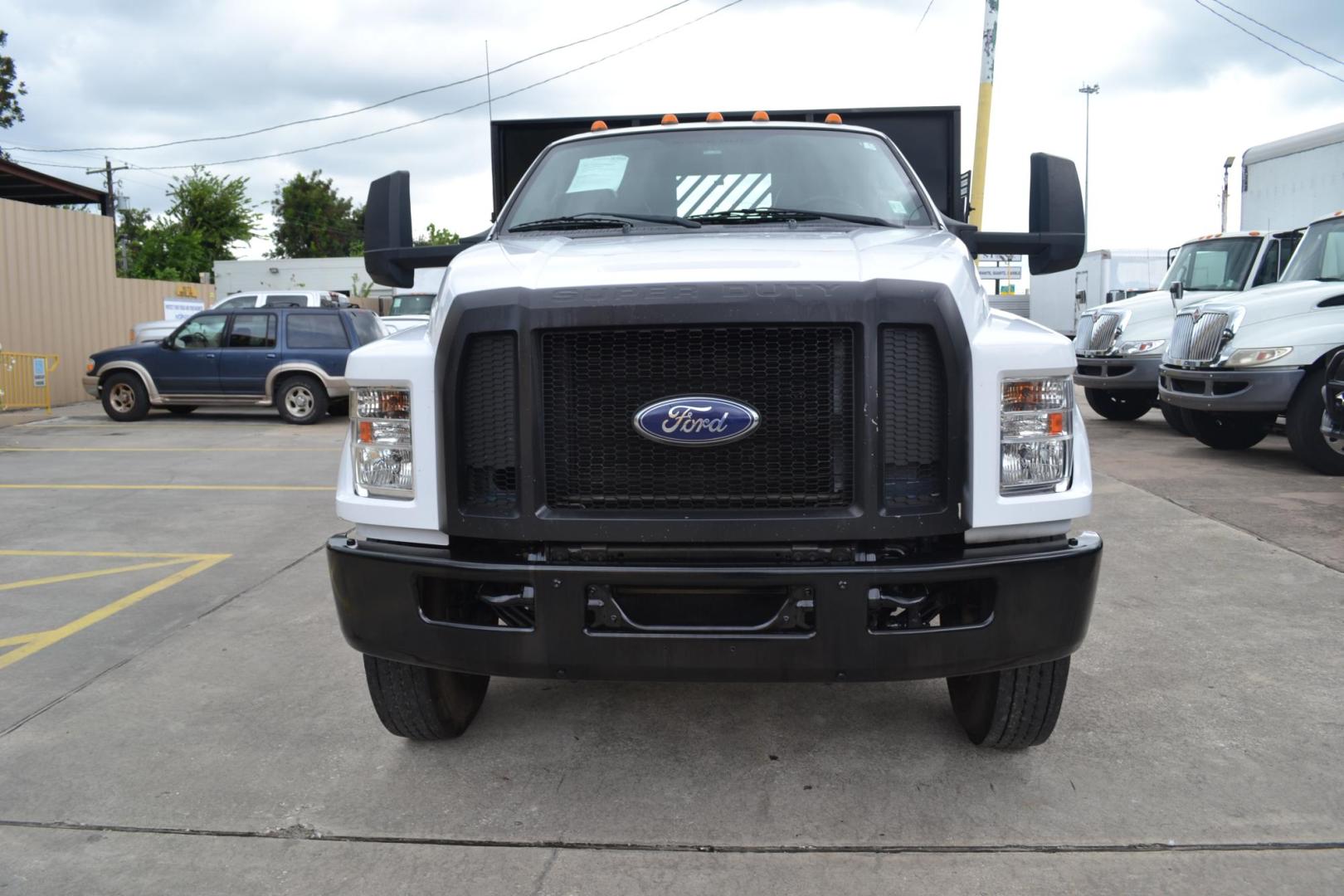 2017 WHITE /GRAY Ford F650 with an TRITON 6.8L V10 320HP engine, TORQSHIFT 6SPD AUTOMATIC transmission, located at 9172 North Fwy, Houston, TX, 77037, (713) 910-6868, 29.887470, -95.411903 - Photo#1