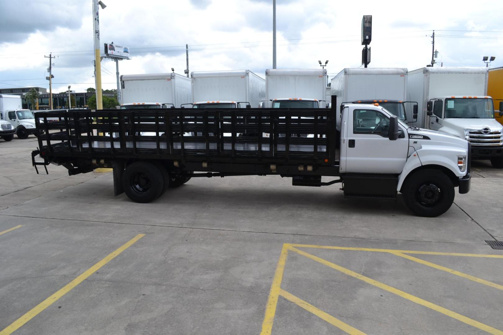 2017 WHITE /GRAY Ford F650 with an TRITON 6.8L V10 320HP engine, TORQSHIFT 6SPD AUTOMATIC transmission, located at 9172 North Fwy, Houston, TX, 77037, (713) 910-6868, 29.887470, -95.411903 - Photo#3