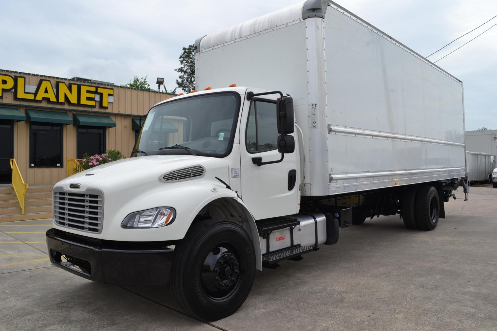 2018 WHITE /GRAY FREIGHTLINER M2-106 with an CUMMINS B6.7L 220HP engine, EATON FULLER PROCISION AUTOMATIC transmission, located at 9172 North Fwy, Houston, TX, 77037, (713) 910-6868, 29.887470, -95.411903 - 26,000LB GVWR, SUPREME 26FT BOX, 13'1FT CLEARANCE, 103" X 102", WALTCO 3,000 LB ALUMINUM LIFT GATE, AIR RIDE, 80 GALLON FUEL TANK, E-TRACKS - Photo#0