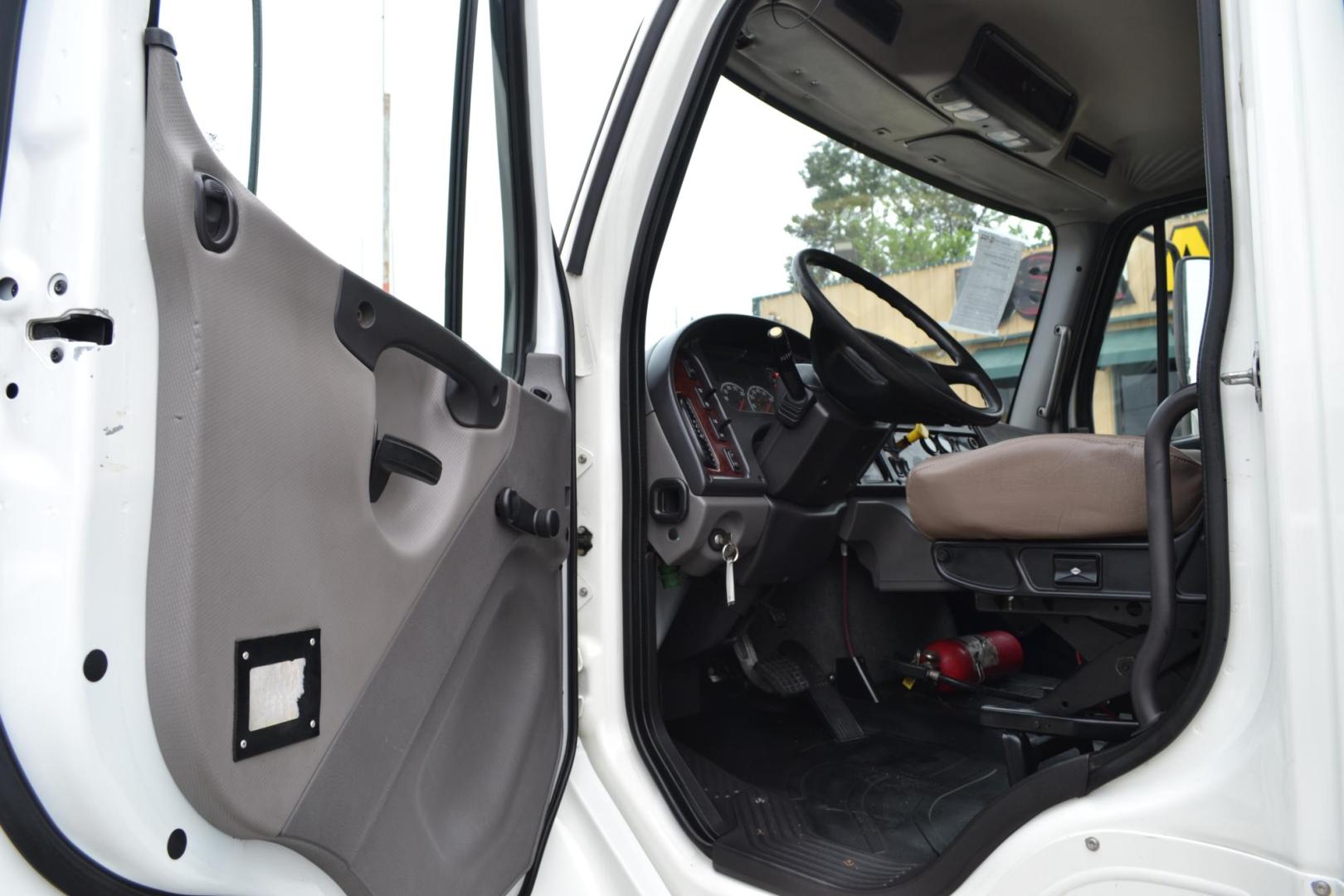 2018 WHITE /GRAY FREIGHTLINER M2-106 with an CUMMINS B6.7L 220HP engine, EATON FULLER PROCISION AUTOMATIC transmission, located at 9172 North Fwy, Houston, TX, 77037, (713) 910-6868, 29.887470, -95.411903 - 26,000LB GVWR, SUPREME 26FT BOX, 13'1FT CLEARANCE, 103" X 102", WALTCO 3,000 LB ALUMINUM LIFT GATE, AIR RIDE, 80 GALLON FUEL TANK, E-TRACKS - Photo#13