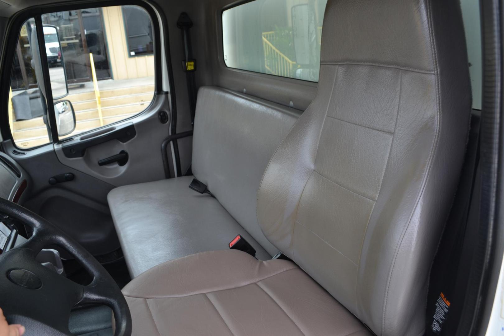 2018 WHITE /GRAY FREIGHTLINER M2-106 with an CUMMINS B6.7L 220HP engine, EATON FULLER PROCISION AUTOMATIC transmission, located at 9172 North Fwy, Houston, TX, 77037, (713) 910-6868, 29.887470, -95.411903 - 26,000LB GVWR, SUPREME 26FT BOX, 13'1FT CLEARANCE, 103" X 102", WALTCO 3,000 LB ALUMINUM LIFT GATE, AIR RIDE, 80 GALLON FUEL TANK, E-TRACKS - Photo#14