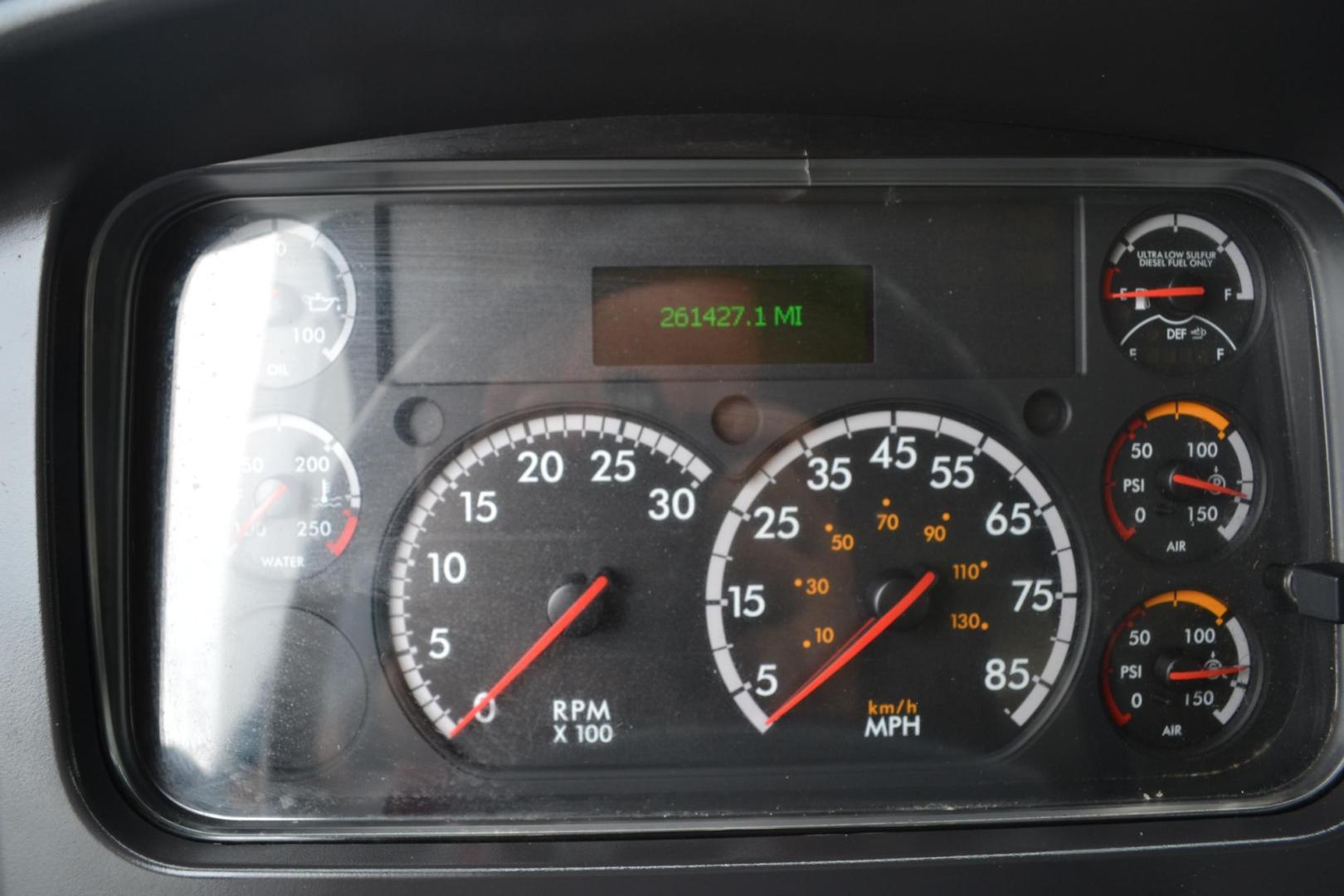 2018 WHITE /GRAY FREIGHTLINER M2-106 with an CUMMINS B6.7L 220HP engine, EATON FULLER PROCISION AUTOMATIC transmission, located at 9172 North Fwy, Houston, TX, 77037, (713) 910-6868, 29.887470, -95.411903 - 26,000LB GVWR, SUPREME 26FT BOX, 13'1FT CLEARANCE, 103" X 102", WALTCO 3,000 LB ALUMINUM LIFT GATE, AIR RIDE, 80 GALLON FUEL TANK, E-TRACKS - Photo#16