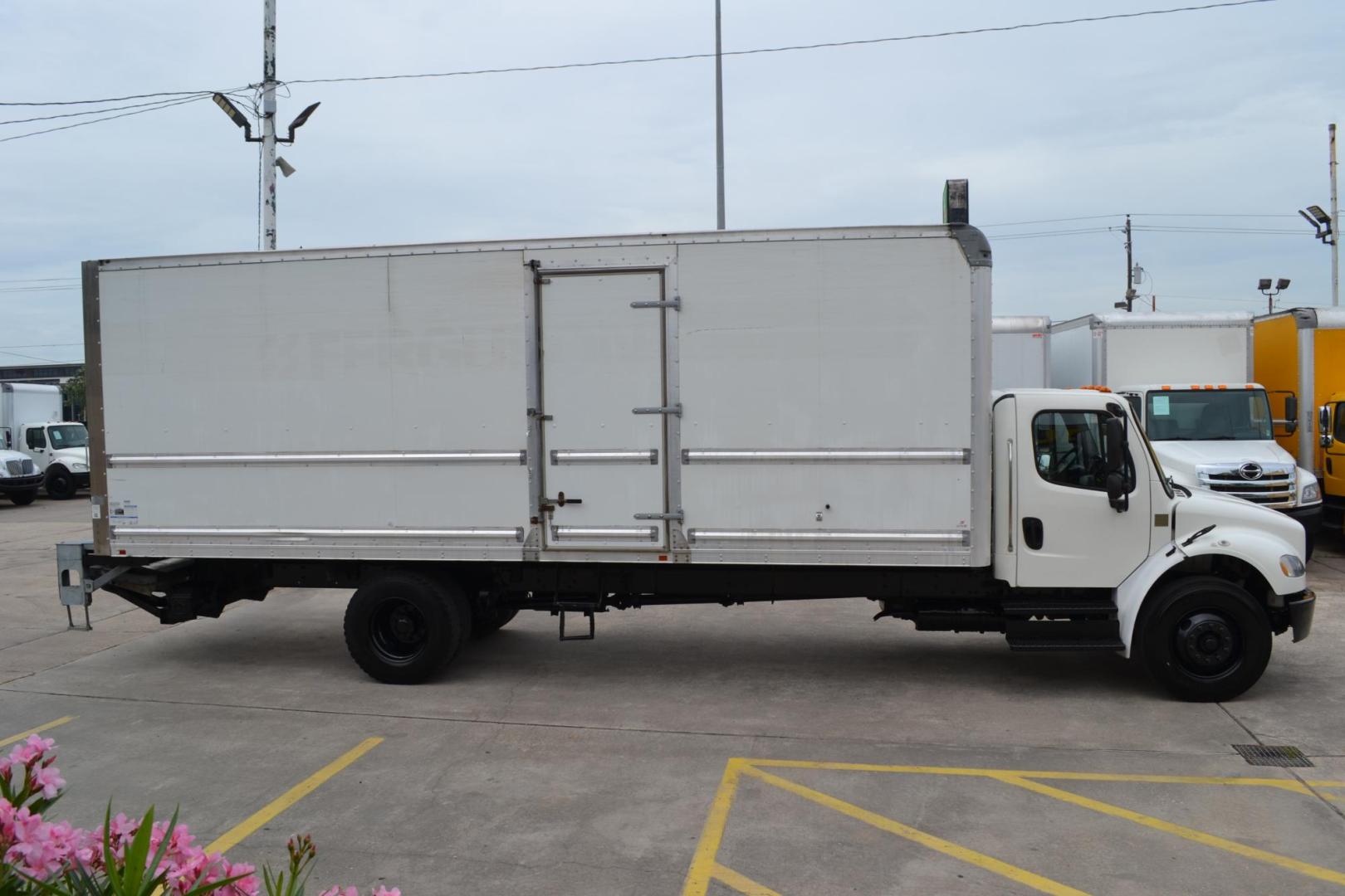 2018 WHITE /GRAY FREIGHTLINER M2-106 with an CUMMINS B6.7L 220HP engine, EATON FULLER PROCISION AUTOMATIC transmission, located at 9172 North Fwy, Houston, TX, 77037, (713) 910-6868, 29.887470, -95.411903 - 26,000LB GVWR, SUPREME 26FT BOX, 13'1FT CLEARANCE, 103" X 102", WALTCO 3,000 LB ALUMINUM LIFT GATE, AIR RIDE, 80 GALLON FUEL TANK, E-TRACKS - Photo#3