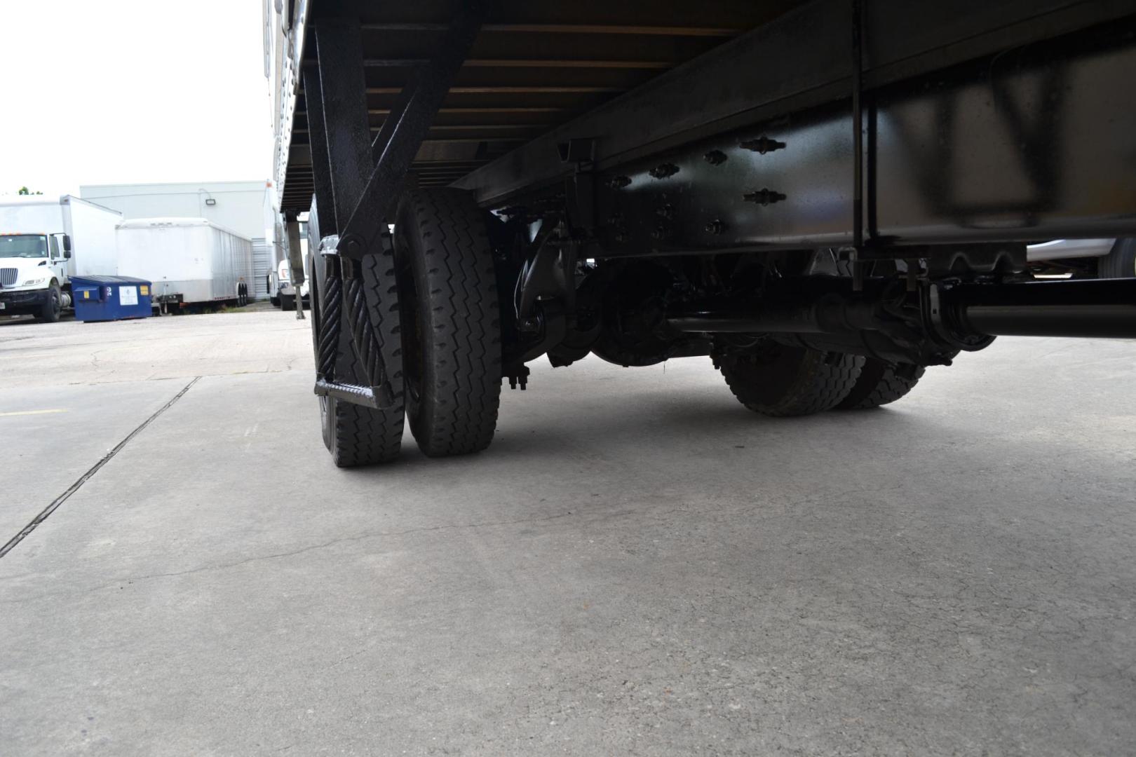 2018 WHITE /GRAY FREIGHTLINER M2-106 with an CUMMINS B6.7L 220HP engine, EATON FULLER PROCISION AUTOMATIC transmission, located at 9172 North Fwy, Houston, TX, 77037, (713) 910-6868, 29.887470, -95.411903 - 26,000LB GVWR, SUPREME 26FT BOX, 13'1FT CLEARANCE, 103" X 102", WALTCO 3,000 LB ALUMINUM LIFT GATE, AIR RIDE, 80 GALLON FUEL TANK, E-TRACKS - Photo#4