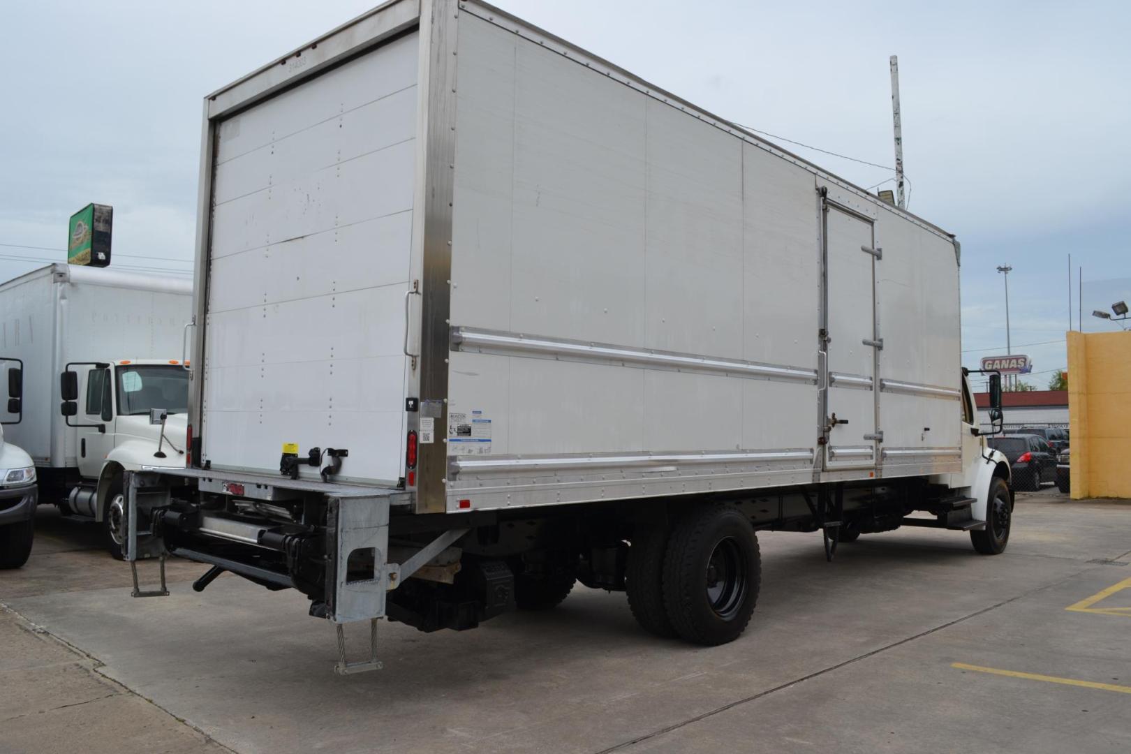 2018 WHITE /GRAY FREIGHTLINER M2-106 with an CUMMINS B6.7L 220HP engine, EATON FULLER PROCISION AUTOMATIC transmission, located at 9172 North Fwy, Houston, TX, 77037, (713) 910-6868, 29.887470, -95.411903 - 26,000LB GVWR, SUPREME 26FT BOX, 13'1FT CLEARANCE, 103" X 102", WALTCO 3,000 LB ALUMINUM LIFT GATE, AIR RIDE, 80 GALLON FUEL TANK, E-TRACKS - Photo#5