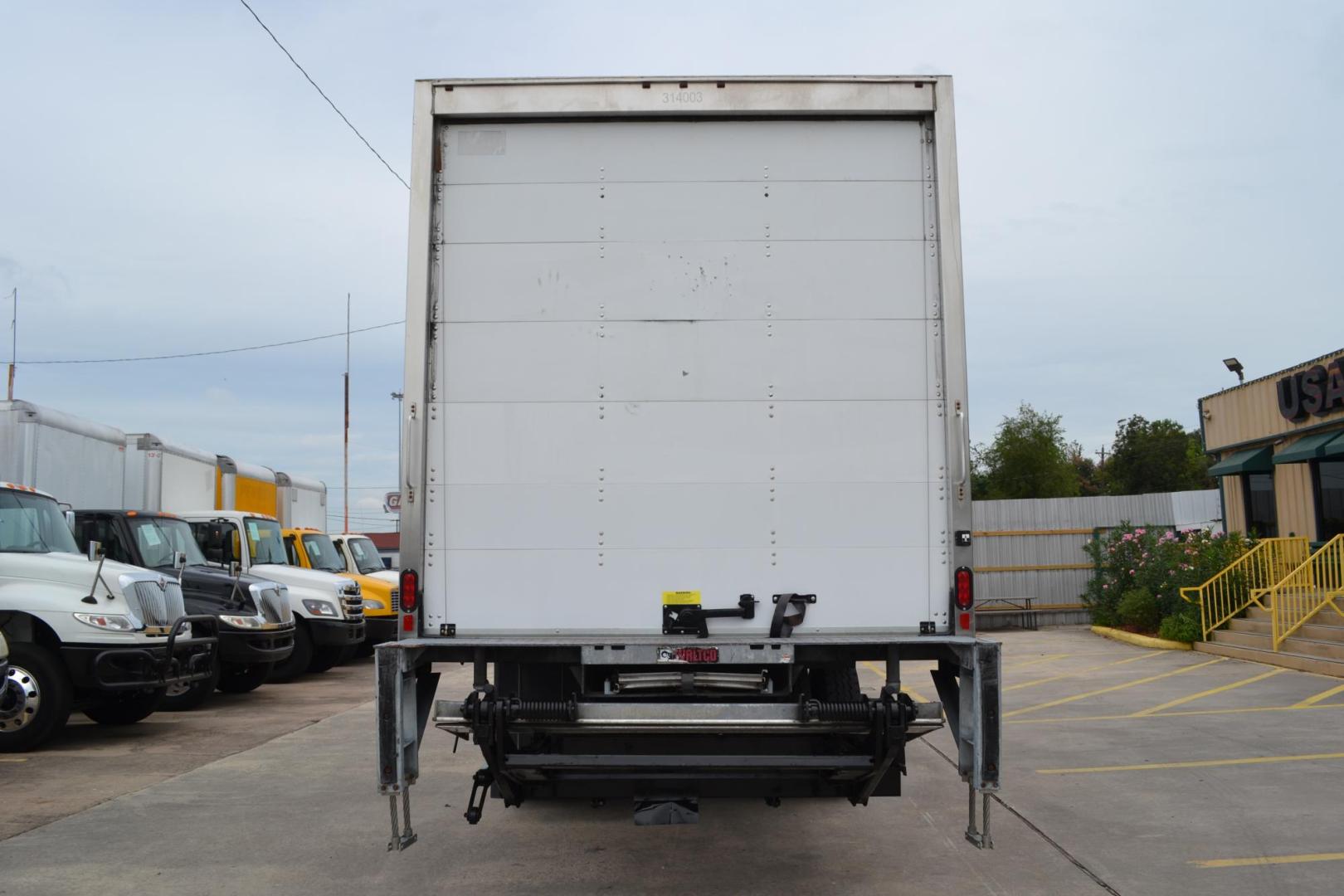 2018 WHITE /GRAY FREIGHTLINER M2-106 with an CUMMINS B6.7L 220HP engine, EATON FULLER PROCISION AUTOMATIC transmission, located at 9172 North Fwy, Houston, TX, 77037, (713) 910-6868, 29.887470, -95.411903 - 26,000LB GVWR, SUPREME 26FT BOX, 13'1FT CLEARANCE, 103" X 102", WALTCO 3,000 LB ALUMINUM LIFT GATE, AIR RIDE, 80 GALLON FUEL TANK, E-TRACKS - Photo#6