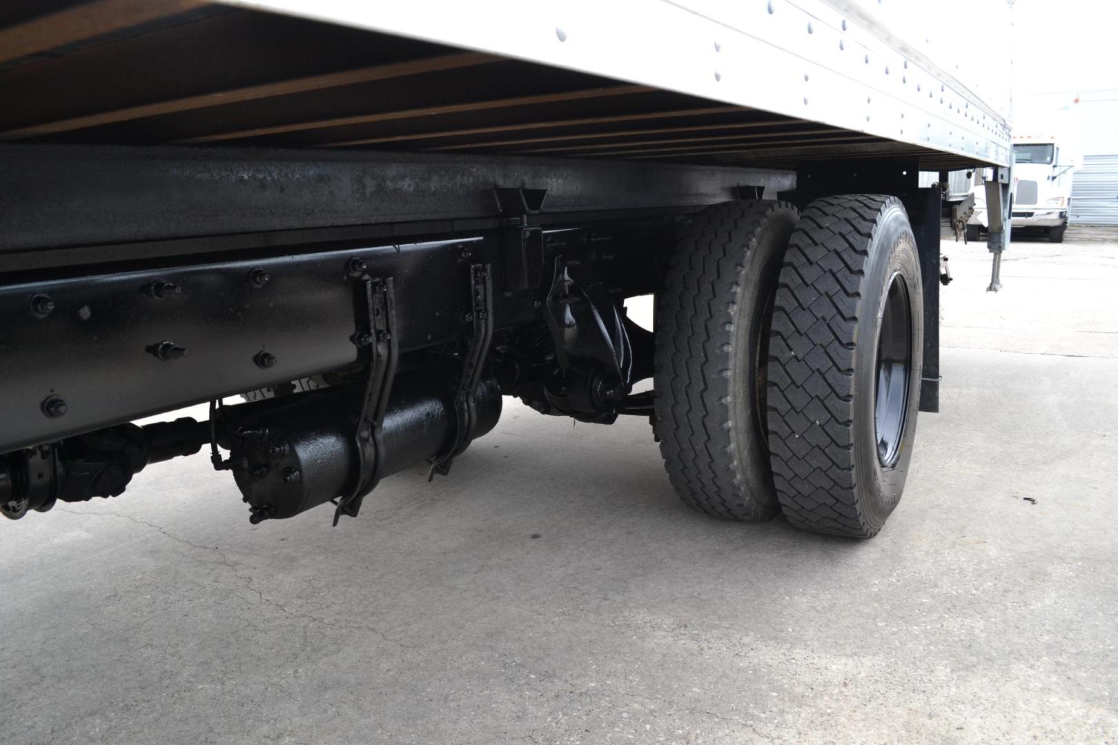 2018 WHITE /GRAY FREIGHTLINER M2-106 with an CUMMINS B6.7L 220HP engine, EATON FULLER PROCISION AUTOMATIC transmission, located at 9172 North Fwy, Houston, TX, 77037, (713) 910-6868, 29.887470, -95.411903 - 26,000LB GVWR, SUPREME 26FT BOX, 13'1FT CLEARANCE, 103" X 102", WALTCO 3,000 LB ALUMINUM LIFT GATE, AIR RIDE, 80 GALLON FUEL TANK, E-TRACKS - Photo#8