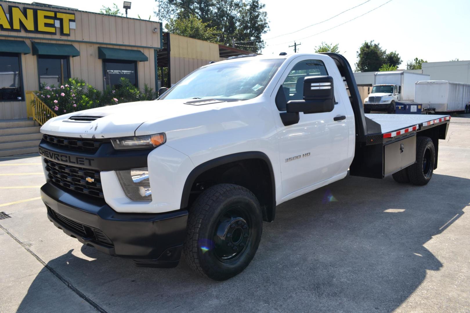 2020 WHITE /GRAY CHEVROLET 3500 (1GB3WRE70LF) with an VORTEC 6.6L V8 engine, AUTOMATIC transmission, located at 9172 North Fwy, Houston, TX, 77037, (713) 910-6868, 29.887470, -95.411903 - Photo#0