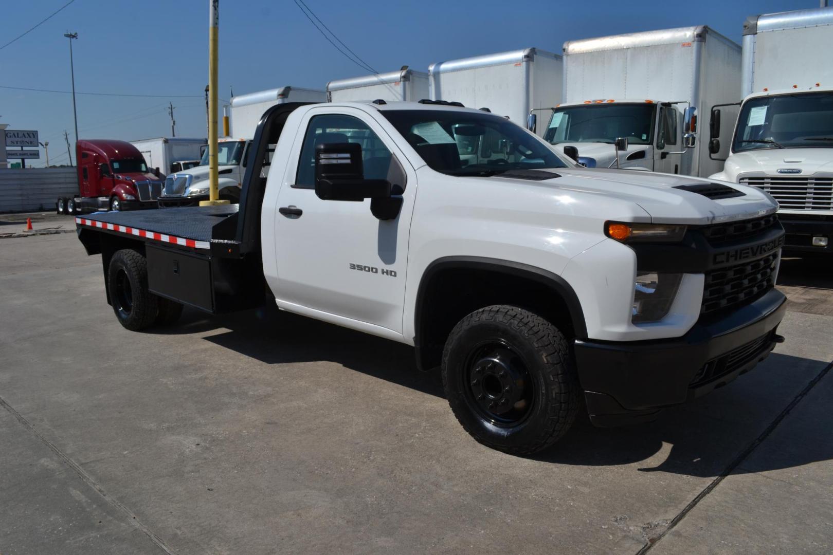2020 WHITE /GRAY CHEVROLET 3500 (1GB3WRE70LF) with an VORTEC 6.6L V8 engine, AUTOMATIC transmission, located at 9172 North Fwy, Houston, TX, 77037, (713) 910-6868, 29.887470, -95.411903 - Photo#2