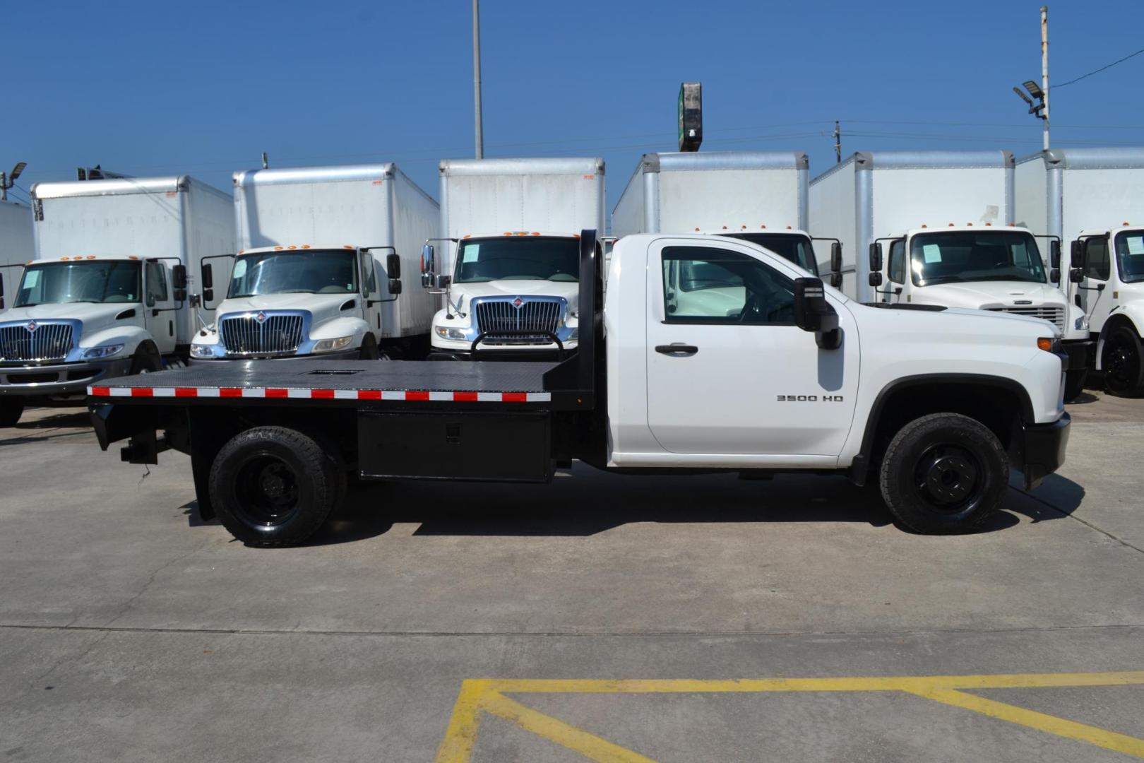 2020 WHITE /GRAY CHEVROLET 3500 (1GB3WRE70LF) with an VORTEC 6.6L V8 engine, AUTOMATIC transmission, located at 9172 North Fwy, Houston, TX, 77037, (713) 910-6868, 29.887470, -95.411903 - Photo#3