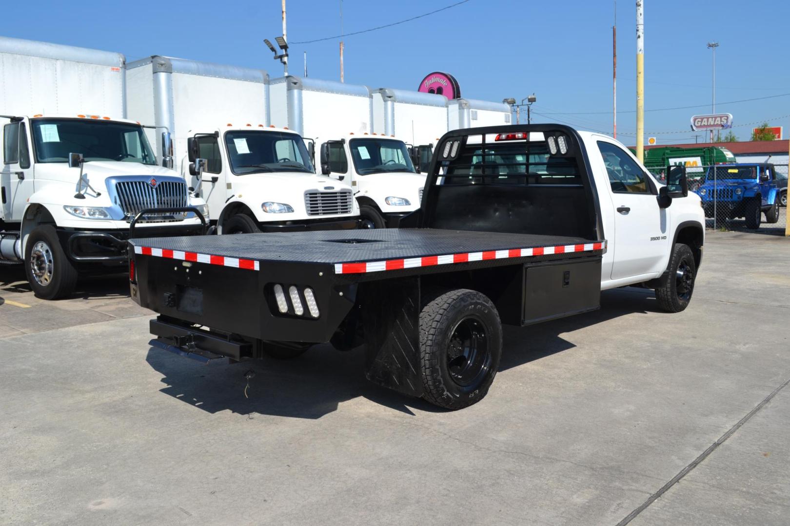 2020 WHITE /GRAY CHEVROLET 3500 (1GB3WRE70LF) with an VORTEC 6.6L V8 engine, AUTOMATIC transmission, located at 9172 North Fwy, Houston, TX, 77037, (713) 910-6868, 29.887470, -95.411903 - Photo#4