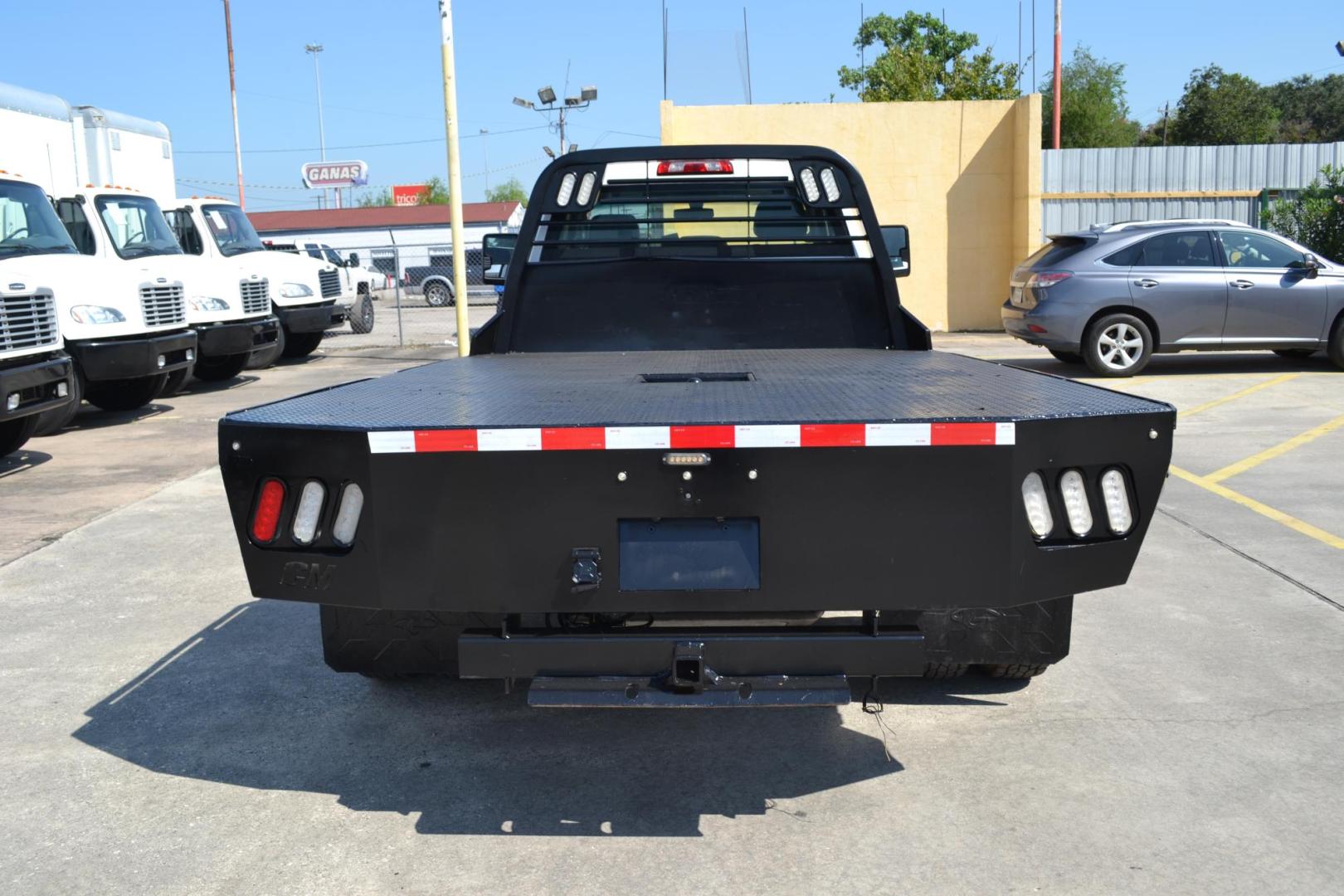 2020 WHITE /GRAY CHEVROLET 3500 (1GB3WRE70LF) with an VORTEC 6.6L V8 engine, AUTOMATIC transmission, located at 9172 North Fwy, Houston, TX, 77037, (713) 910-6868, 29.887470, -95.411903 - Photo#5