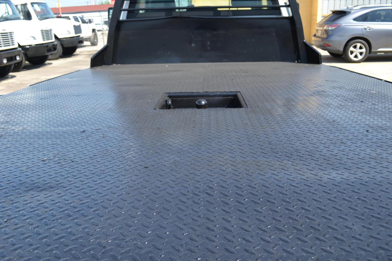 2020 WHITE /GRAY CHEVROLET 3500 (1GB3WRE70LF) with an VORTEC 6.6L V8 engine, AUTOMATIC transmission, located at 9172 North Fwy, Houston, TX, 77037, (713) 910-6868, 29.887470, -95.411903 - Photo#6