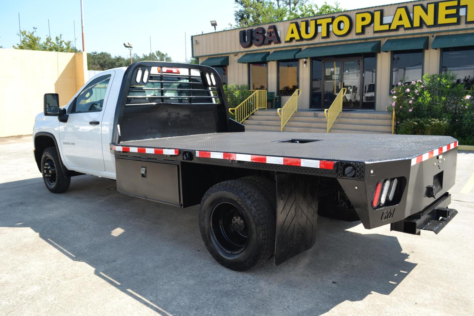 2020 WHITE /GRAY CHEVROLET 3500 (1GB3WRE70LF) with an VORTEC 6.6L V8 engine, AUTOMATIC transmission, located at 9172 North Fwy, Houston, TX, 77037, (713) 910-6868, 29.887470, -95.411903 - Photo#7
