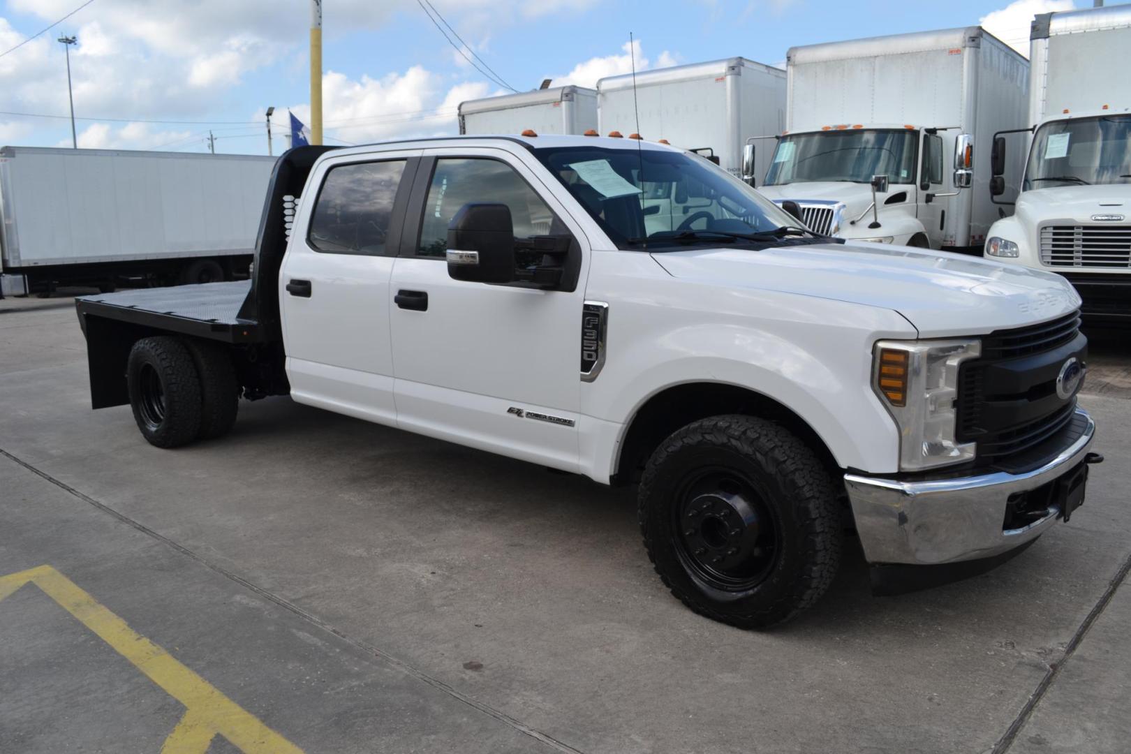 2018 WHITE /GRAY Ford F-350 with an POWERSTROKE 6.7L DIESEL engine, AUTOMATIC transmission, located at 9172 North Fwy, Houston, TX, 77037, (713) 910-6868, 29.887470, -95.411903 - Photo#2