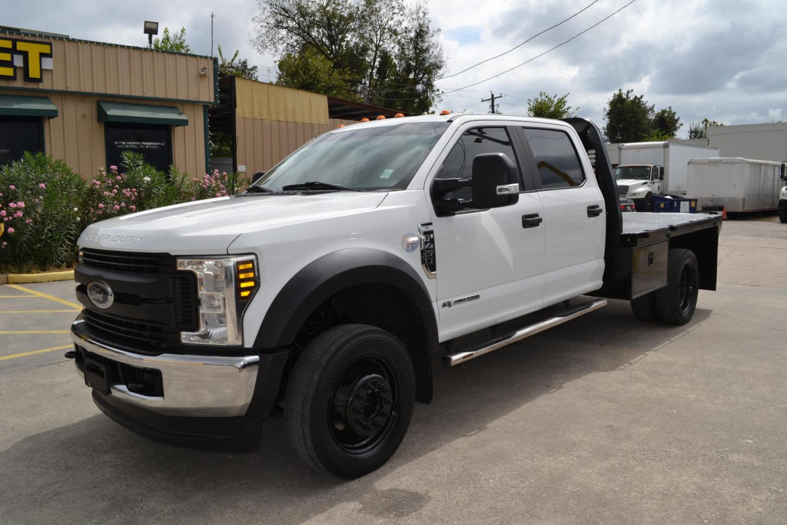 2019 WHITE /GRAY Ford F-450 with an POWERSTROKE 6.7L DIESEL engine, AUTOMATIC transmission, located at 9172 North Fwy, Houston, TX, 77037, (713) 910-6868, 29.887470, -95.411903 - Photo#0