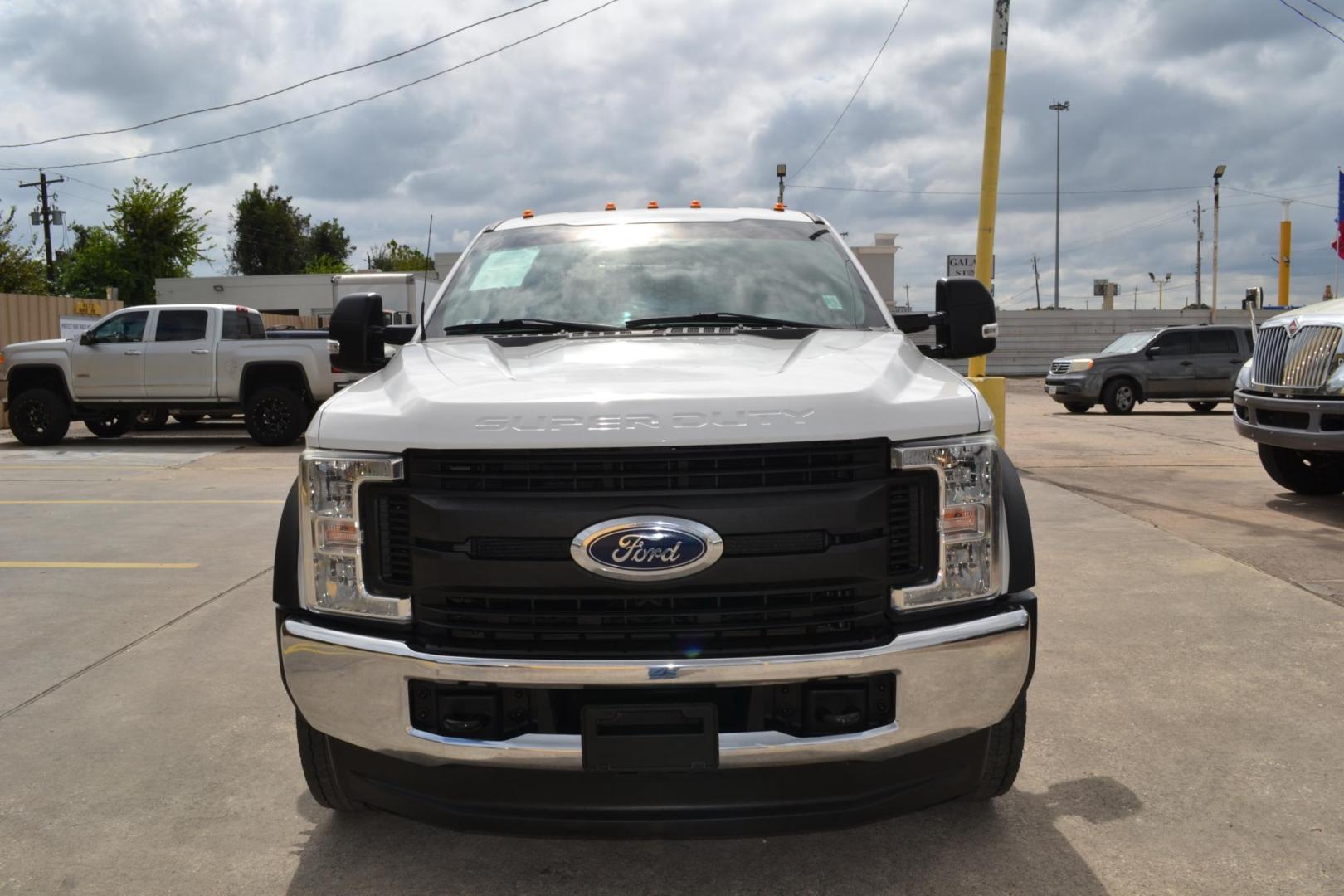 2019 WHITE /GRAY Ford F-450 with an POWERSTROKE 6.7L DIESEL engine, AUTOMATIC transmission, located at 9172 North Fwy, Houston, TX, 77037, (713) 910-6868, 29.887470, -95.411903 - Photo#1