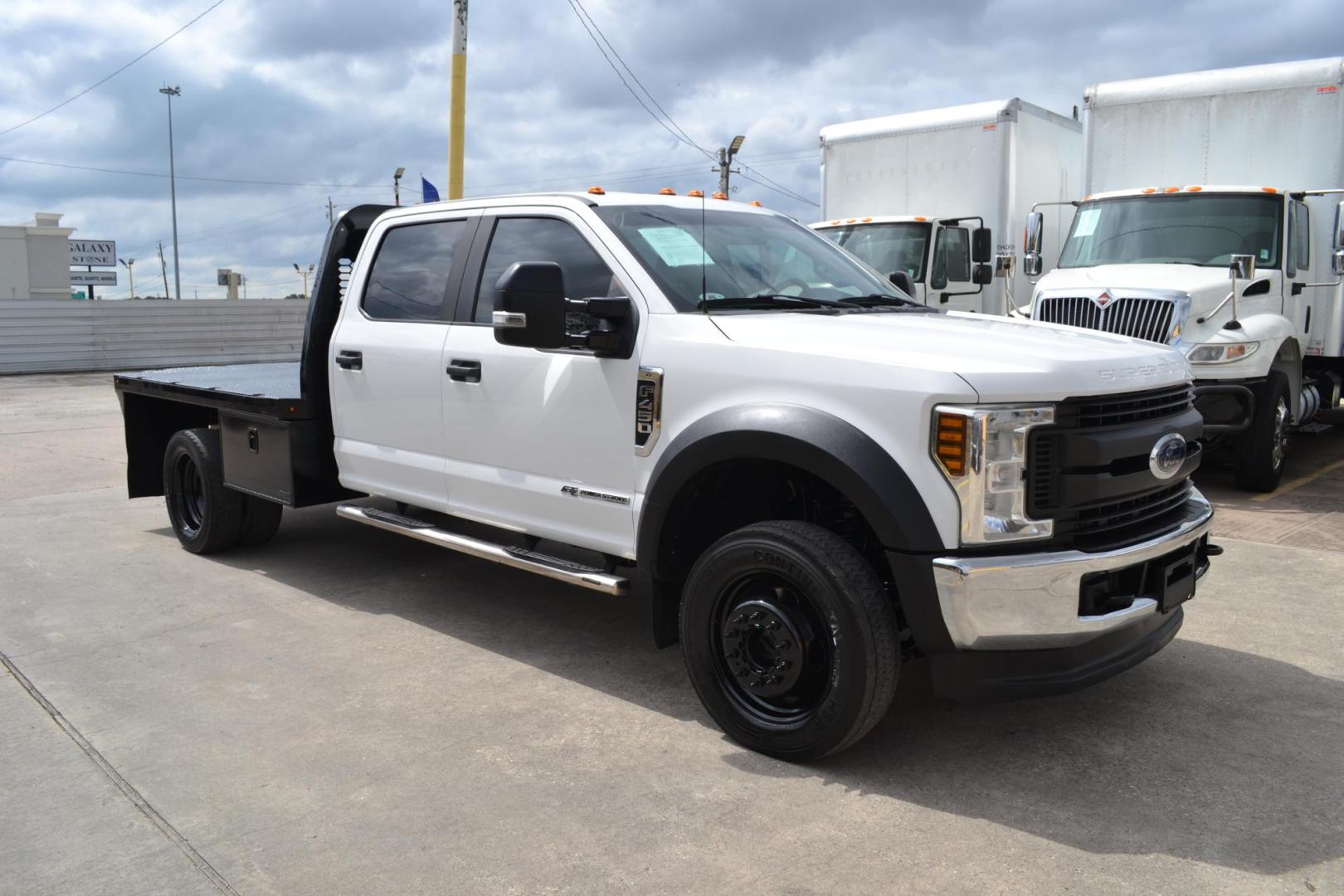 2019 WHITE /GRAY Ford F-450 with an POWERSTROKE 6.7L DIESEL engine, AUTOMATIC transmission, located at 9172 North Fwy, Houston, TX, 77037, (713) 910-6868, 29.887470, -95.411903 - Photo#2