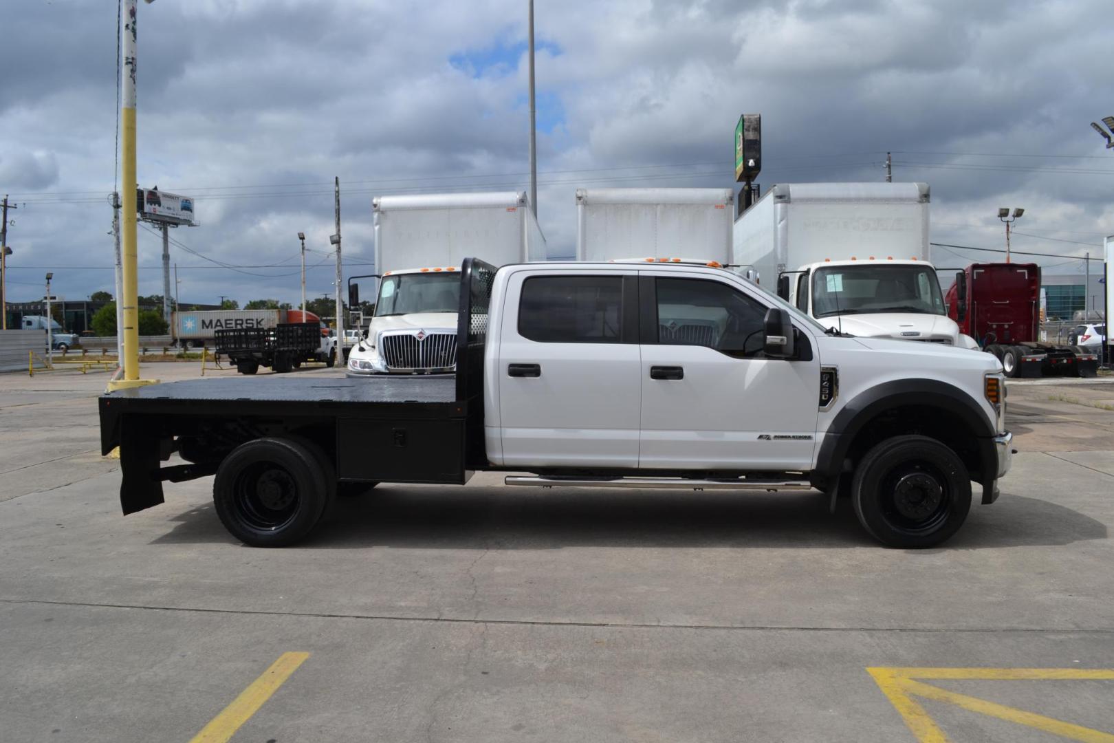 2019 WHITE /GRAY Ford F-450 with an POWERSTROKE 6.7L DIESEL engine, AUTOMATIC transmission, located at 9172 North Fwy, Houston, TX, 77037, (713) 910-6868, 29.887470, -95.411903 - Photo#3