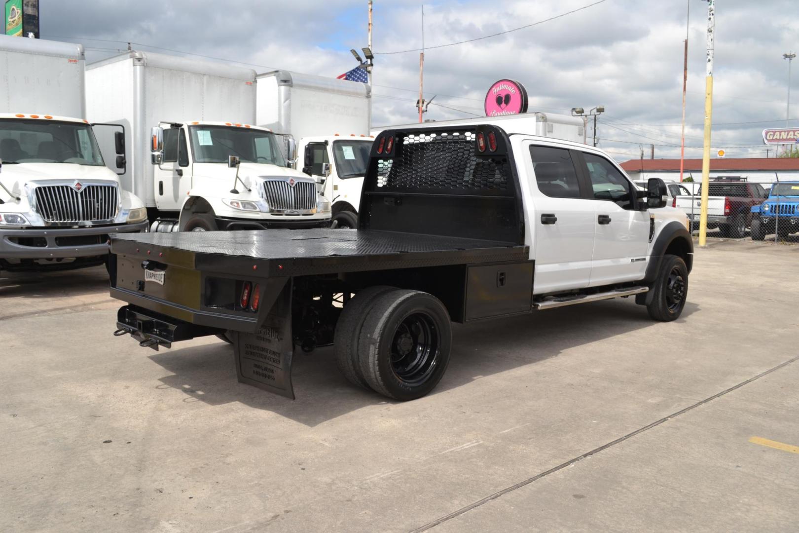 2019 WHITE /GRAY Ford F-450 with an POWERSTROKE 6.7L DIESEL engine, AUTOMATIC transmission, located at 9172 North Fwy, Houston, TX, 77037, (713) 910-6868, 29.887470, -95.411903 - Photo#4