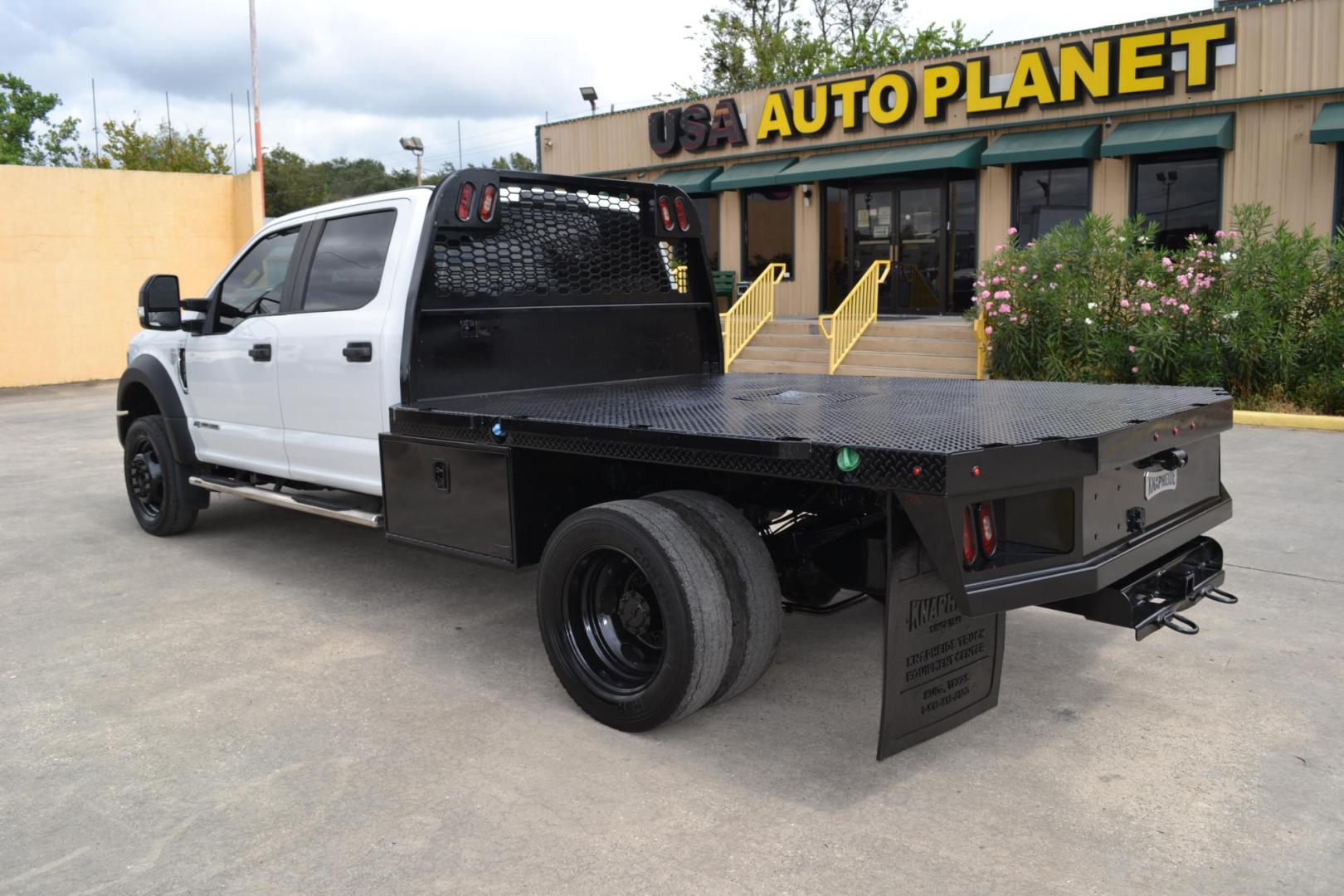 2019 WHITE /GRAY Ford F-450 with an POWERSTROKE 6.7L DIESEL engine, AUTOMATIC transmission, located at 9172 North Fwy, Houston, TX, 77037, (713) 910-6868, 29.887470, -95.411903 - Photo#6