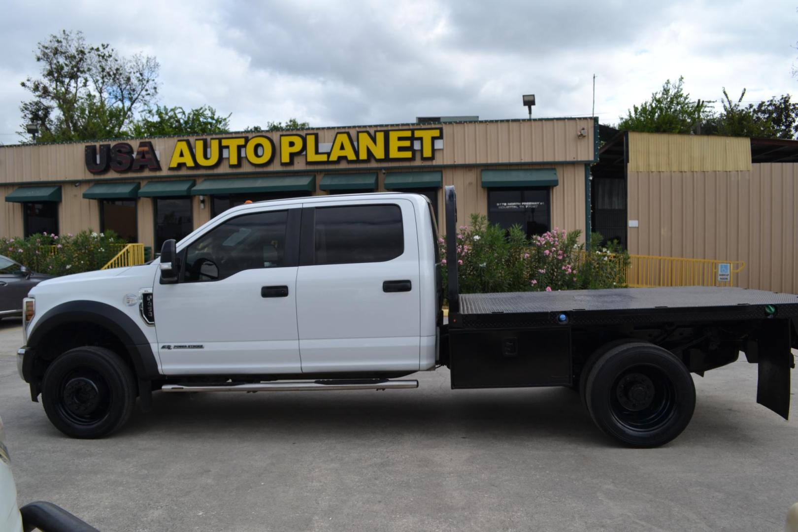 2019 WHITE /GRAY Ford F-450 with an POWERSTROKE 6.7L DIESEL engine, AUTOMATIC transmission, located at 9172 North Fwy, Houston, TX, 77037, (713) 910-6868, 29.887470, -95.411903 - Photo#7
