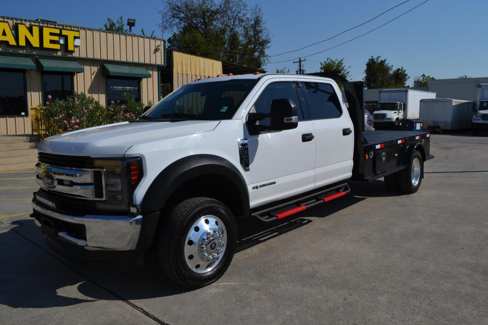 2017 WHITE /BLACK Ford F-550 with an POWERSTROKE 6.7L DIESEL engine, AUTOMATIC transmission, located at 9172 North Fwy, Houston, TX, 77037, (713) 910-6868, 29.887470, -95.411903 - 19,500LB GVWR , 11FT FLATBED , 90" WIDE, GOOSENECK/BUMPER PULL HITCH, 4X4, WHEELBASE: 200", RATIO: 4.10, CREW CAB, POWER WINDOWS, LOCKS, & MIRRORS, ALUMINUM WHEELS, 2 X TOOLBOXES - Photo#0