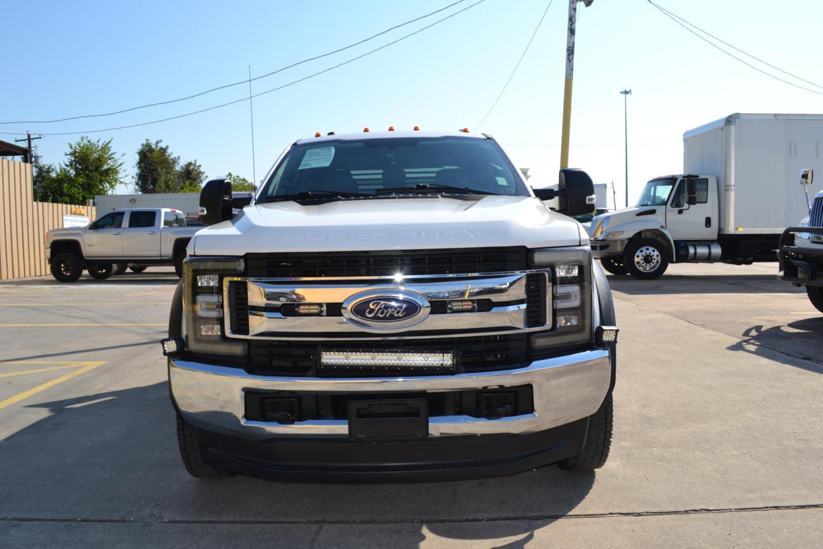 2017 WHITE /BLACK Ford F-550 with an POWERSTROKE 6.7L DIESEL engine, AUTOMATIC transmission, located at 9172 North Fwy, Houston, TX, 77037, (713) 910-6868, 29.887470, -95.411903 - 19,500LB GVWR , 11FT FLATBED , 90" WIDE, GOOSENECK/BUMPER PULL HITCH, 4X4, WHEELBASE: 200", RATIO: 4.10, CREW CAB, POWER WINDOWS, LOCKS, & MIRRORS, ALUMINUM WHEELS, 2 X TOOLBOXES - Photo#1