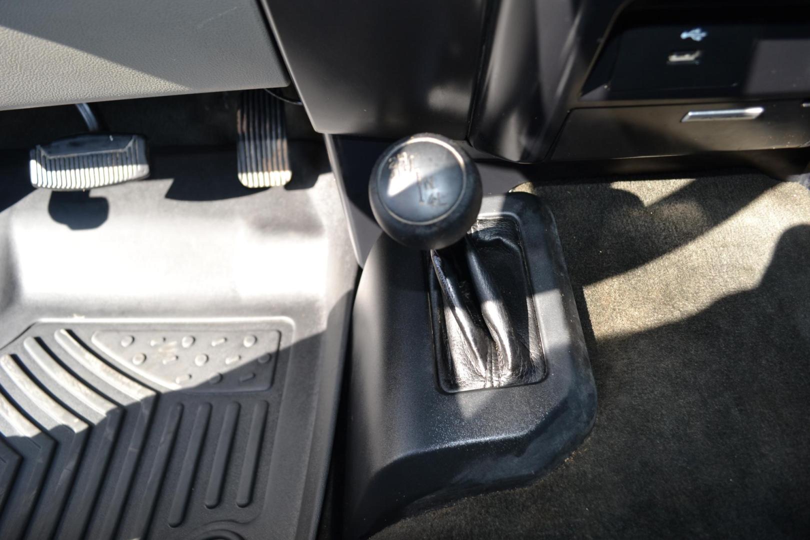 2017 WHITE /BLACK Ford F-550 with an POWERSTROKE 6.7L DIESEL engine, AUTOMATIC transmission, located at 9172 North Fwy, Houston, TX, 77037, (713) 910-6868, 29.887470, -95.411903 - 19,500LB GVWR , 11FT FLATBED , 90" WIDE, GOOSENECK/BUMPER PULL HITCH, 4X4, WHEELBASE: 200", RATIO: 4.10, CREW CAB, POWER WINDOWS, LOCKS, & MIRRORS, ALUMINUM WHEELS, 2 X TOOLBOXES - Photo#10