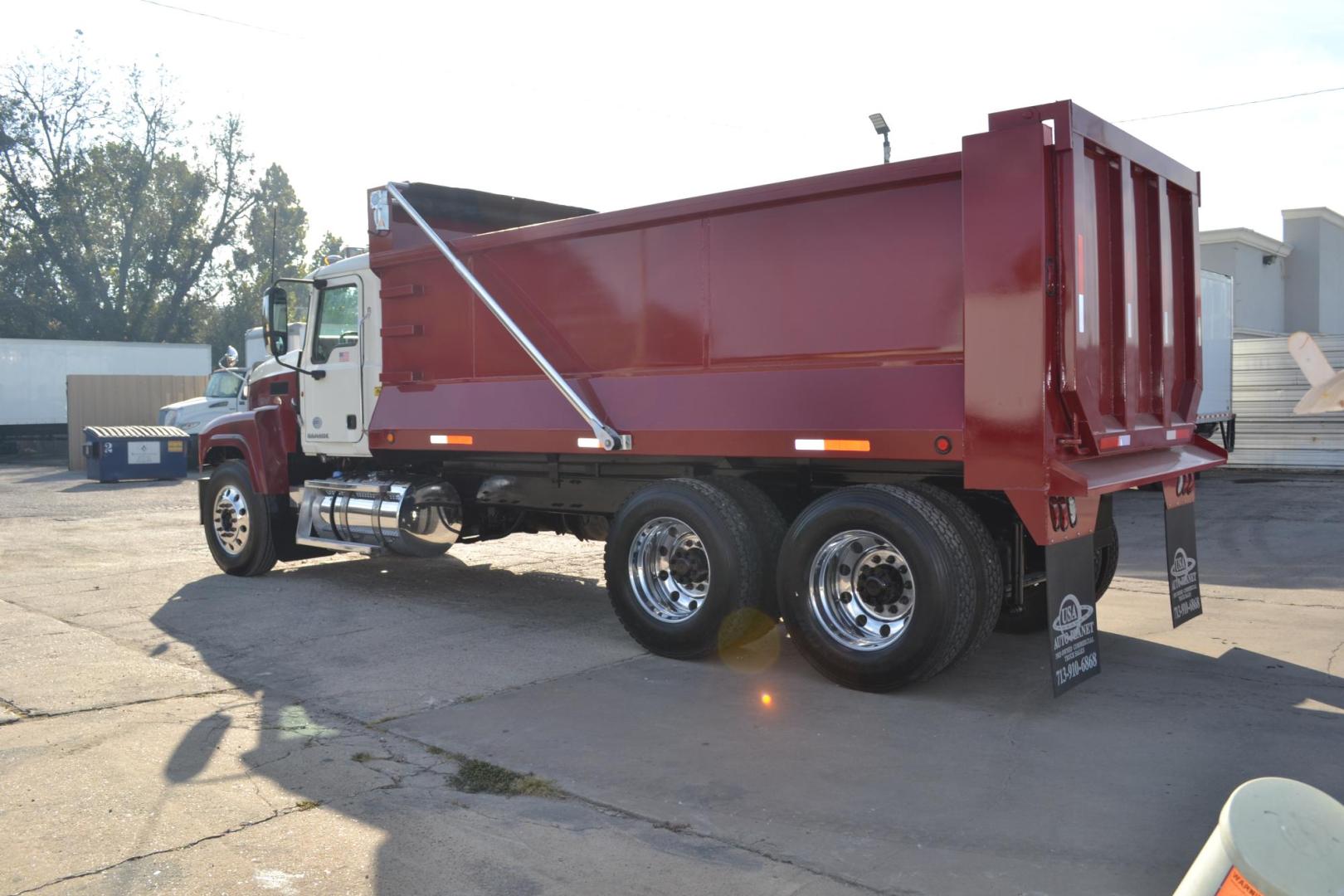 2013 RED /GRAY MACK CHU613 with an MACK MP8 12.8L 505HP engine, MAXITORQUE 18SPD MANUAL transmission, located at 9172 North Fwy, Houston, TX, 77037, (713) 910-6868, 29.887470, -95.411903 - BRAND NEW 17.5FT DUMP BODY, 14K FRONT, 40K REARS, AIR RIDE, FULL LOCKERS, ENGINE BRAKE, WB: 238", RATIO: 3.98, ALUMINUM WHEELS, ELECTRIC TARP, 11R24.5, 175 GALLON FUEL CAPACITY, POWER WINDOWS, LOCKS, & MIRRORS, COLD A/C, FLEET MAINTAINED - Photo#4