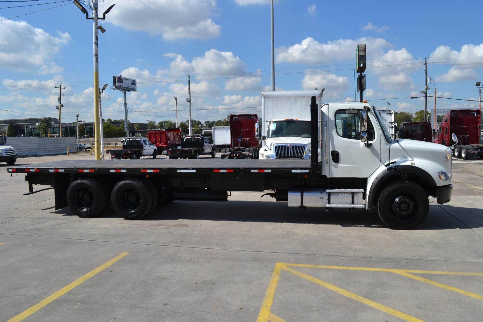 2018 WHITE /BLACK FREIGHTLINER M2-112 with an CUMMINS L9 8.9L 370HP engine, EATON FULLER 10SPD MANUAL transmission, located at 9172 North Fwy, Houston, TX, 77037, (713) 910-6868, 29.887470, -95.411903 - 16K FRONT AXLE, 40K REAR AXLE, 26FT FLATBED , 102" WIDE, TANDEM AXLE, AIR RIDE, EXHAUST BRAKE, FULL LOCKERS, WB: 270", RATIO: 3.55, DUAL 60 GALLON FUEL TANKS, 6 X SLIDING WINCH STRAPS - Photo#3