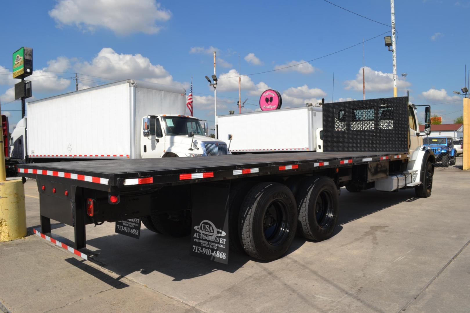 2018 WHITE /BLACK FREIGHTLINER M2-112 with an CUMMINS L9 8.9L 370HP engine, EATON FULLER 10SPD MANUAL transmission, located at 9172 North Fwy, Houston, TX, 77037, (713) 910-6868, 29.887470, -95.411903 - 16K FRONT AXLE, 40K REAR AXLE, 26FT FLATBED , 102" WIDE, TANDEM AXLE, AIR RIDE, EXHAUST BRAKE, FULL LOCKERS, WB: 270", RATIO: 3.55, DUAL 60 GALLON FUEL TANKS, 6 X SLIDING WINCH STRAPS - Photo#4