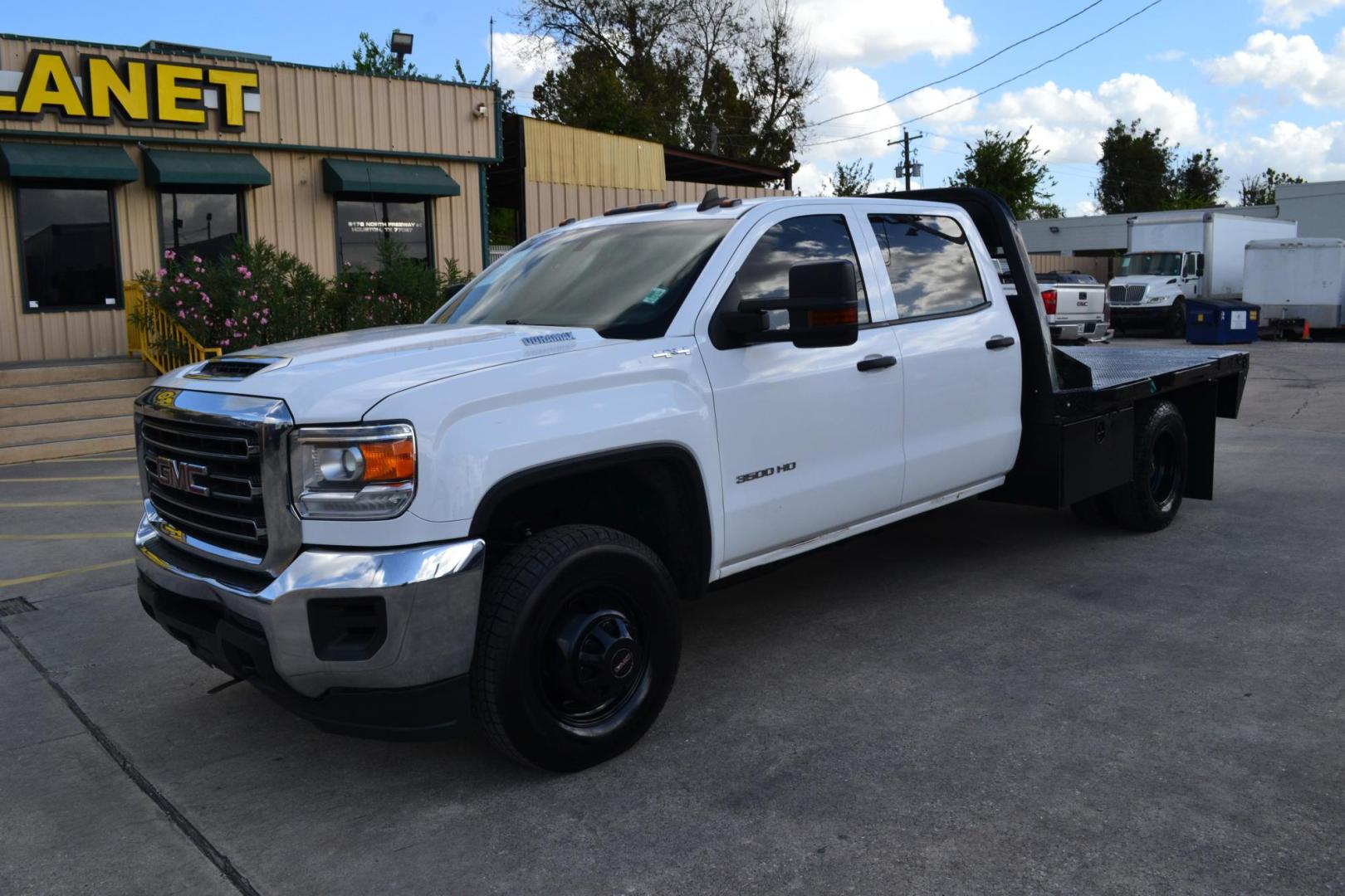 2019 WHITE /BLACK GMC 3500 with an DURAMX 6.6 L TURBO DIESEL engine, AUTOMATIC transmission, located at 9172 North Fwy, Houston, TX, 77037, (713) 910-6868, 29.887470, -95.411903 - Photo#0