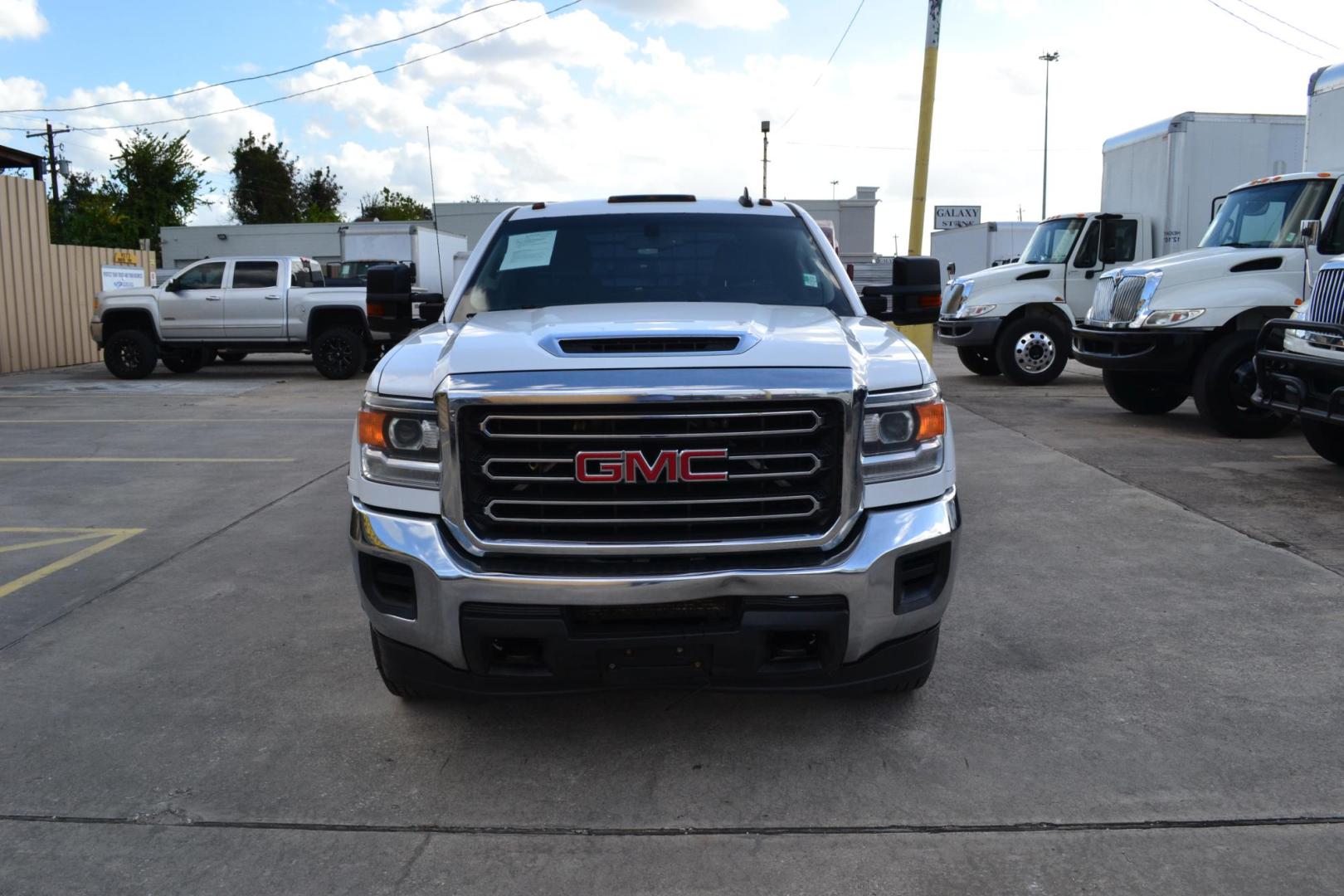 2019 WHITE /BLACK GMC 3500 with an DURAMX 6.6 L TURBO DIESEL engine, AUTOMATIC transmission, located at 9172 North Fwy, Houston, TX, 77037, (713) 910-6868, 29.887470, -95.411903 - Photo#1