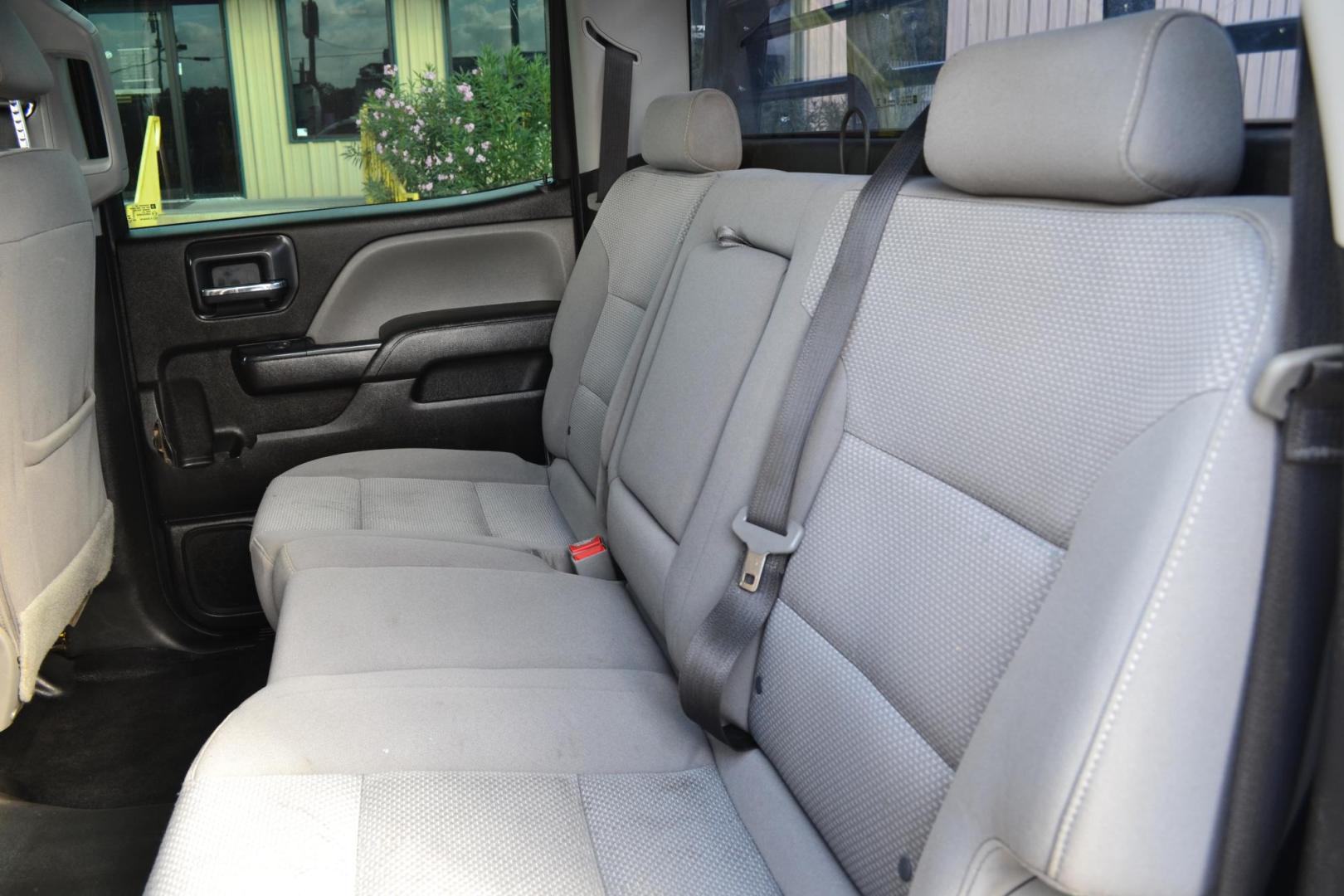 2019 WHITE /BLACK GMC 3500 with an DURAMX 6.6 L TURBO DIESEL engine, AUTOMATIC transmission, located at 9172 North Fwy, Houston, TX, 77037, (713) 910-6868, 29.887470, -95.411903 - Photo#10