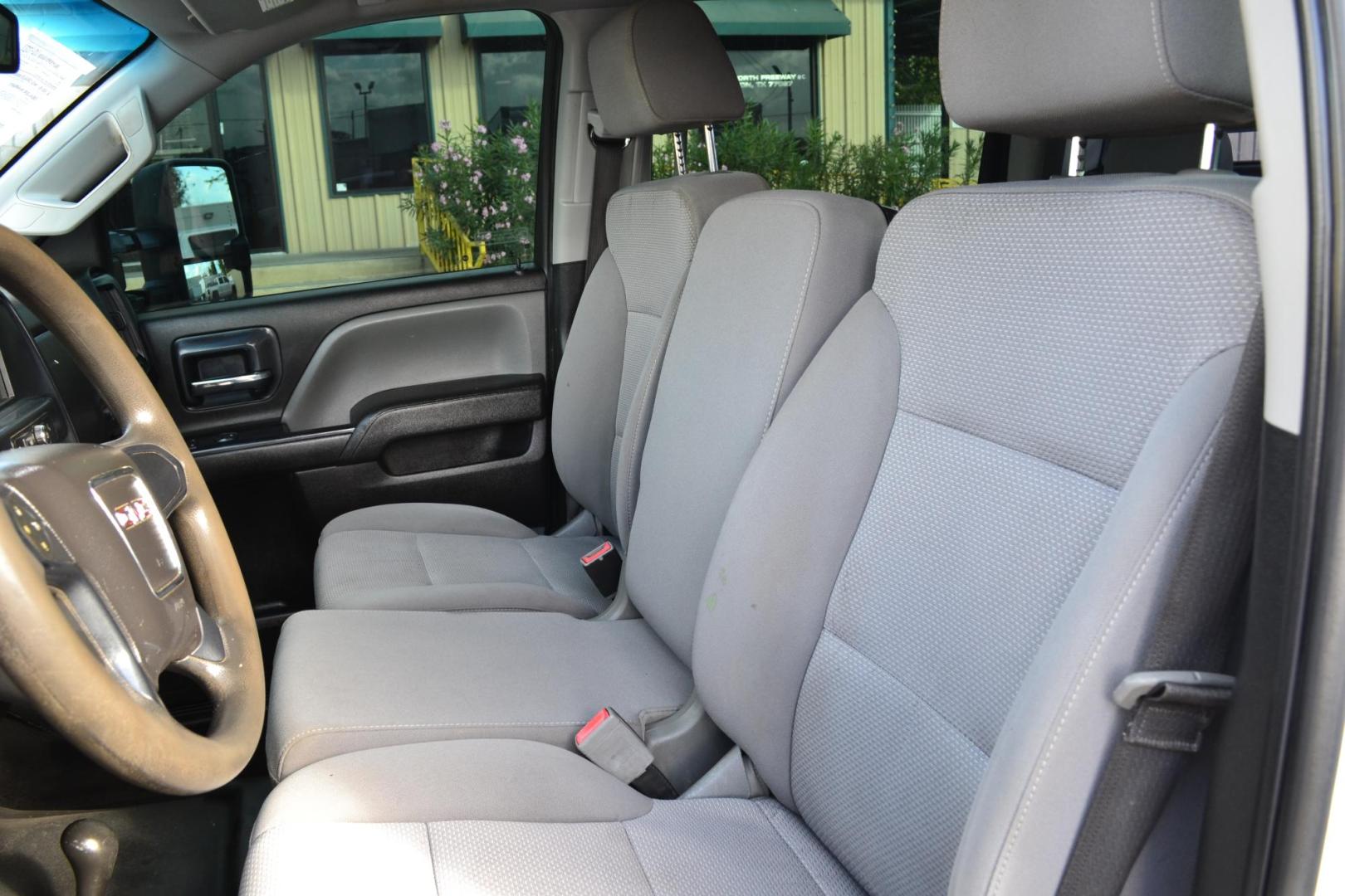 2019 WHITE /BLACK GMC 3500 with an DURAMX 6.6 L TURBO DIESEL engine, AUTOMATIC transmission, located at 9172 North Fwy, Houston, TX, 77037, (713) 910-6868, 29.887470, -95.411903 - Photo#11