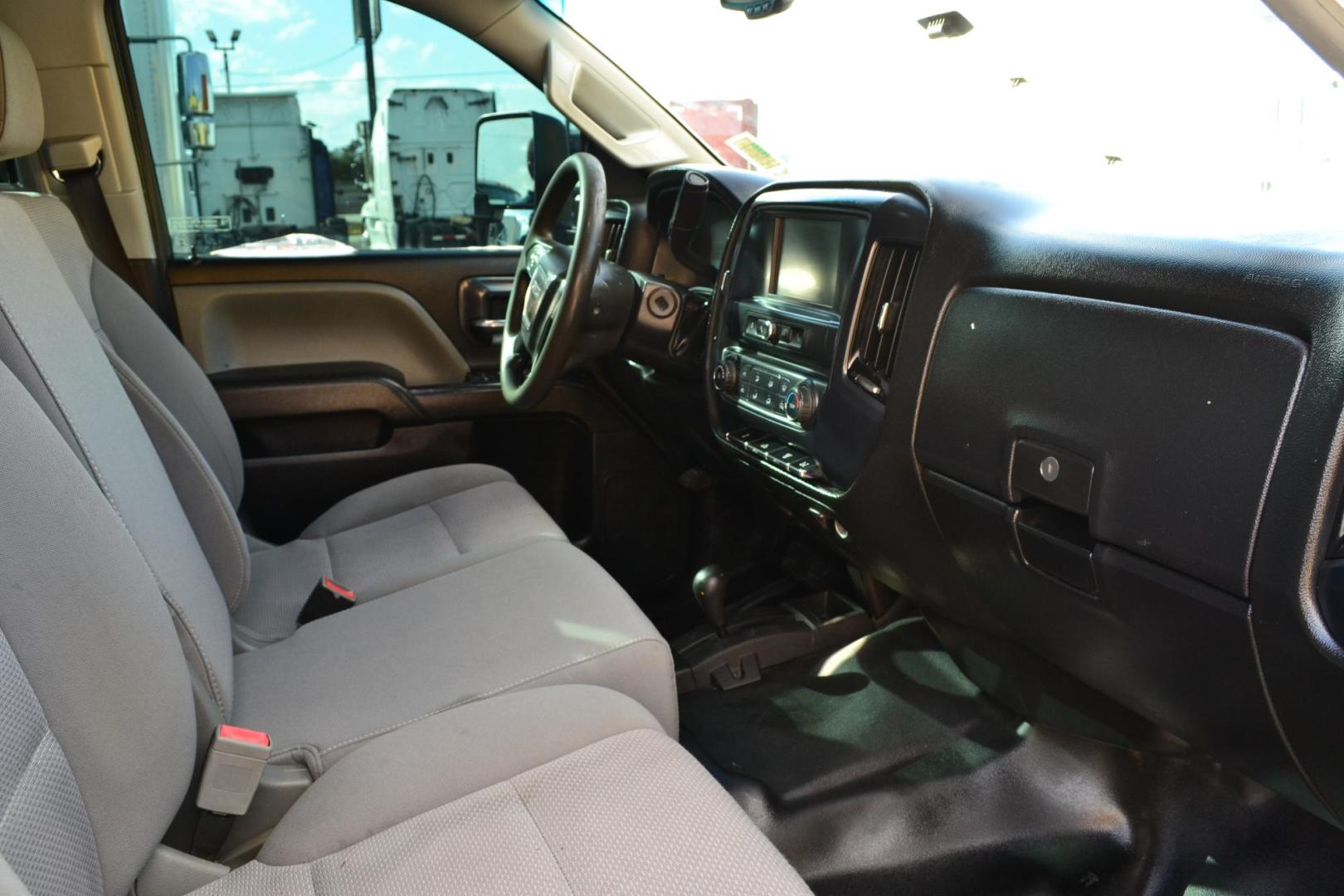 2019 WHITE /BLACK GMC 3500 with an DURAMX 6.6 L TURBO DIESEL engine, AUTOMATIC transmission, located at 9172 North Fwy, Houston, TX, 77037, (713) 910-6868, 29.887470, -95.411903 - Photo#12