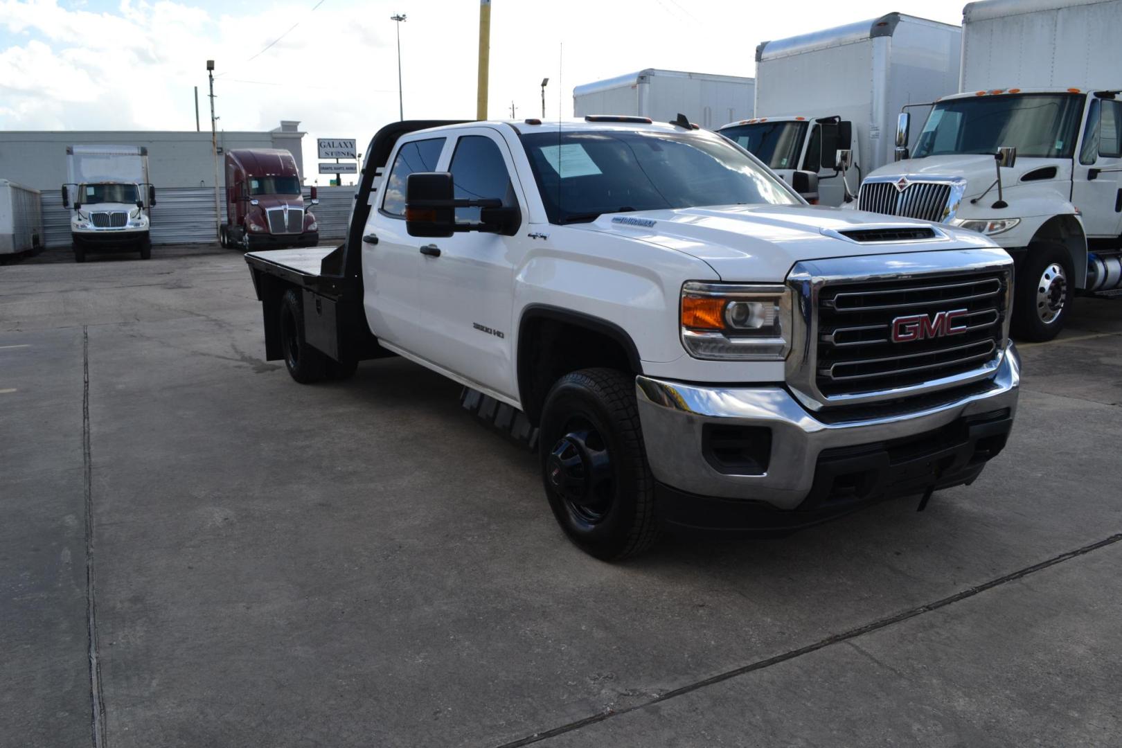 2019 WHITE /BLACK GMC 3500 with an DURAMX 6.6 L TURBO DIESEL engine, AUTOMATIC transmission, located at 9172 North Fwy, Houston, TX, 77037, (713) 910-6868, 29.887470, -95.411903 - Photo#2
