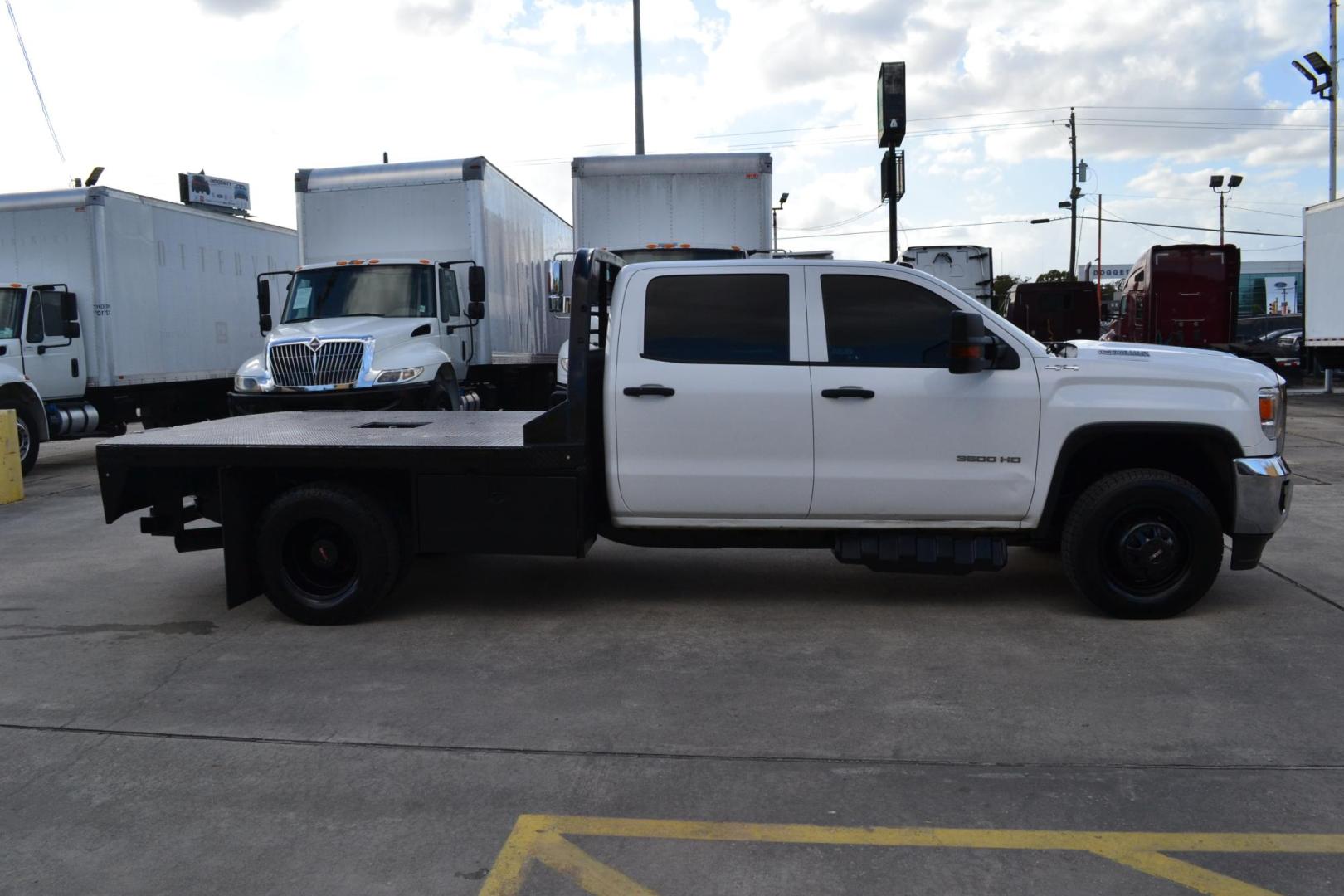 2019 WHITE /BLACK GMC 3500 with an DURAMX 6.6 L TURBO DIESEL engine, AUTOMATIC transmission, located at 9172 North Fwy, Houston, TX, 77037, (713) 910-6868, 29.887470, -95.411903 - Photo#3