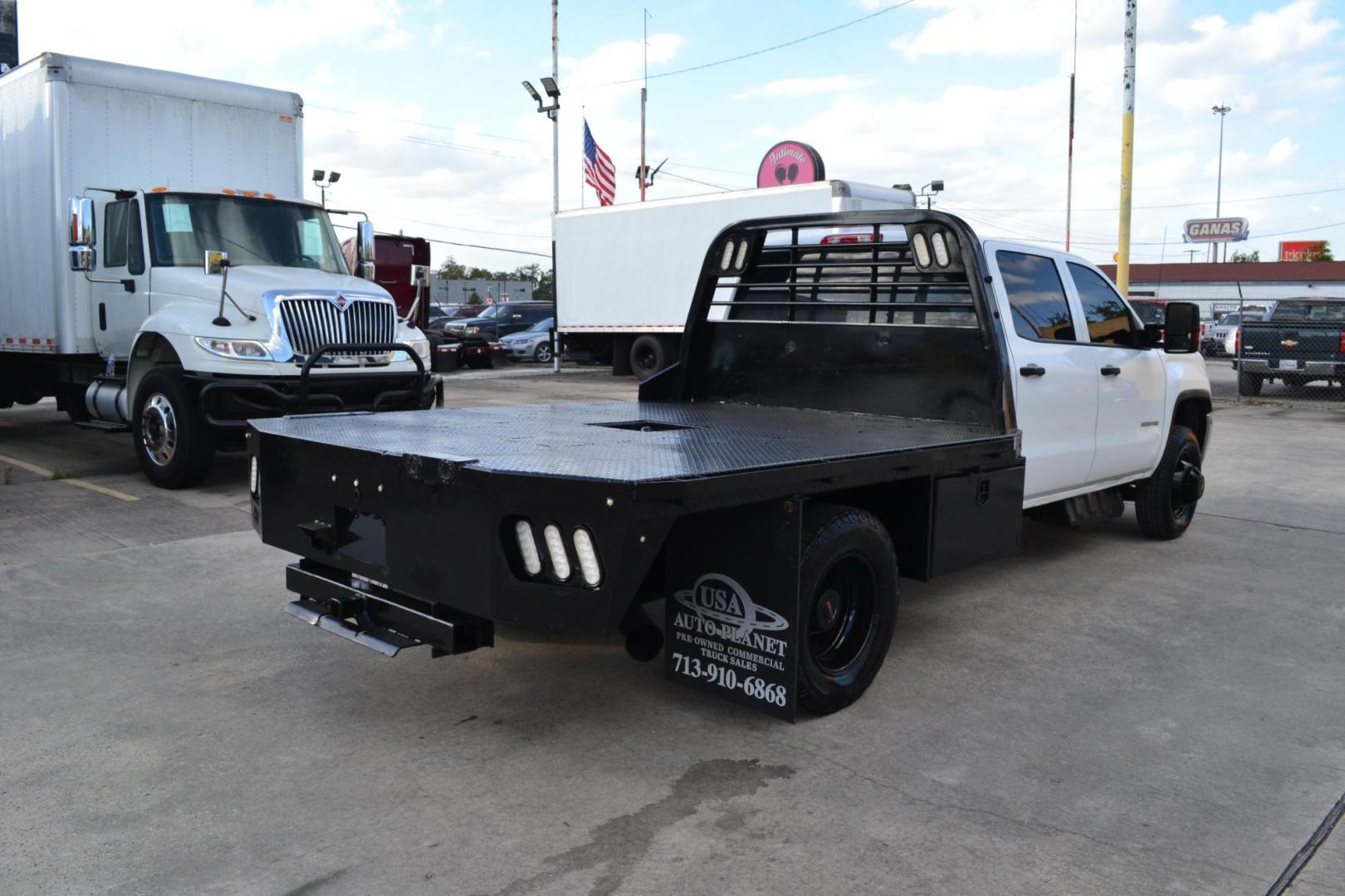 2019 WHITE /BLACK GMC 3500 with an DURAMX 6.6 L TURBO DIESEL engine, AUTOMATIC transmission, located at 9172 North Fwy, Houston, TX, 77037, (713) 910-6868, 29.887470, -95.411903 - Photo#4
